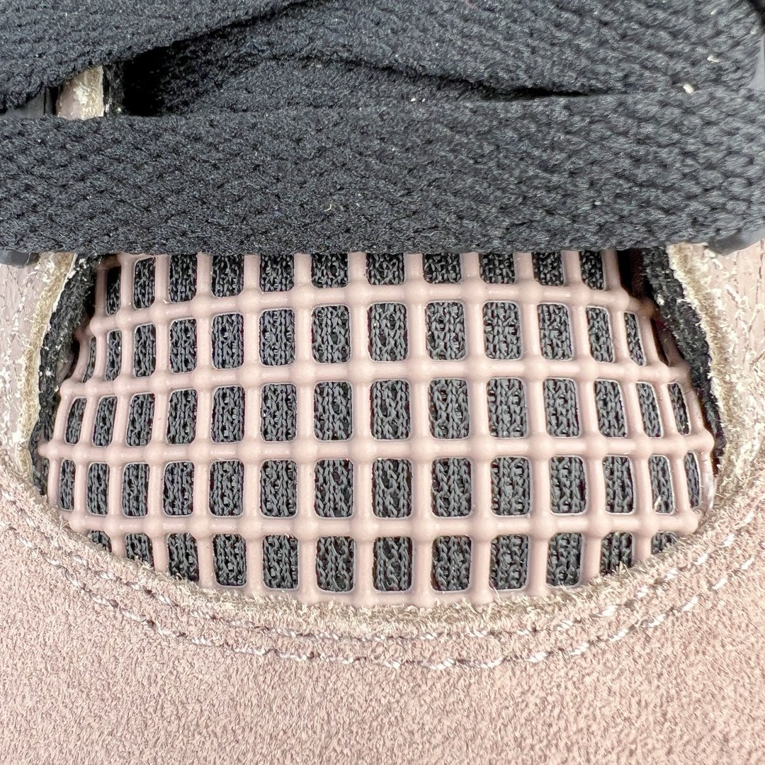 图片[15]-＃GX Air Jordan AJ4 Retro 黑棕摩卡 DB0732-200 圈内最强四代 独家外贸特供尺码含 45.5 49.5 50.5 耗时半年巨作 全套原纸板楦头开发 原厂特供皮料加持 确保原汁原味 完美呈现四代版型 一比一鞋头弧度高度鞋身弧度 数据细节工艺流程均保持原鞋一致 原厂TPU网格鞋带扣 正确内里网布 菱角分明不变形无多余毛边 柔软性质感一致于原鞋 市场唯一原厂鞋扣模具 背面可见隐藏注塑口 原厂织唛标 原厂飞人电绣工艺 尾指中部跳三针 独家绑鞋带手法 印刷中底布 四线拉帮 米色美纹纸贴合固定 进口港宝加持 后跟自然饱满 全鞋荧光划线卡点 追求极致完美 每一双都是工艺品 多重QC质检 超越公司货的品控标准 实实在在的免检产品 尺码：40 40.5 41 42 42.5 43 44 44.5 45 45.5 46 47.5 48.5 49.5 50.5-选品中心