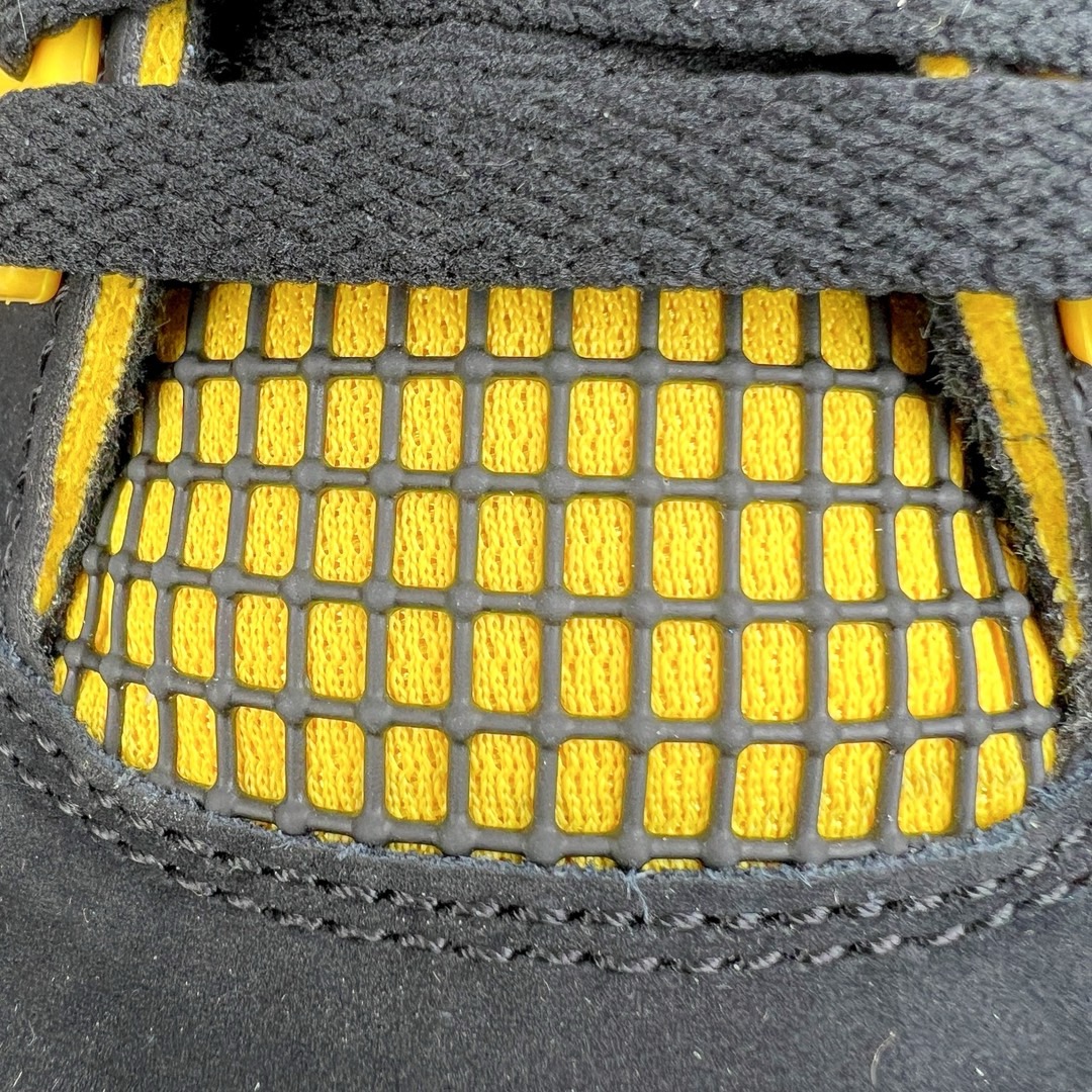 图片[11]-＃GX Air Jordan AJ4 Retro 黑黄雷公 DH6927-017 圈内最强四代 独家外贸特供尺码含 45.5 49.5 50.5 耗时半年巨作 全套原纸板楦头开发 原厂特供皮料加持 确保原汁原味 完美呈现四代版型 一比一鞋头弧度高度鞋身弧度 数据细节工艺流程均保持原鞋一致 原厂TPU网格鞋带扣 正确内里网布 菱角分明不变形无多余毛边 柔软性质感一致于原鞋 市场唯一原厂鞋扣模具 背面可见隐藏注塑口 原厂织唛标 原厂飞人电绣工艺 尾指中部跳三针 独家绑鞋带手法 印刷中底布 四线拉帮 米色美纹纸贴合固定 进口港宝加持 后跟自然饱满 全鞋荧光划线卡点 追求极致完美 每一双都是工艺品 多重QC质检 超越公司货的品控标准 实实在在的免检产品 尺码：40 40.5 41 42 42.5 43 44 44.5 45 45.5 46 47.5 48.5 49.5 50.5-选品中心