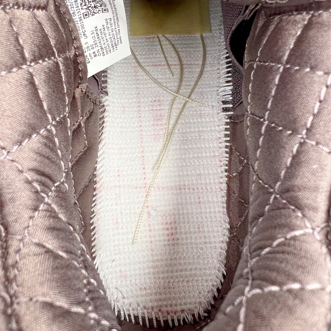 图片[17]-＃GX A Ma Maniére x Air Jordan AJ4 Retro SP\\\”Violet Ore\\\” AMM联名酒红DV6773-220 圈内最强四代 耗时半年巨作 全套原纸板楦头开发 原厂特供皮料加持 确保原汁原味 完美呈现四代版型 一比一鞋头弧度高度鞋身弧度 数据细节工艺流程均保持原鞋一致 原厂TPU网格鞋带扣 正确内里网布 菱角分明不变形无多余毛边 柔软性质感一致于原鞋 市场唯一原厂鞋扣模具 背面可见隐藏注塑口 原厂织唛标 原厂飞人电绣工艺 尾指中部跳三针 独家绑鞋带手法 印刷中底布 四线拉帮 米色美纹纸贴合固定 进口港宝加持 后跟自然饱满 全鞋荧光划线卡点 追求极致完美 每一双都是工艺品 多重QC质检 超越公司货的品控标准 实实在在的免检产品 尺码：40 40.5 41 42 42.5 43 44 44.5 45 46 47.5-选品中心