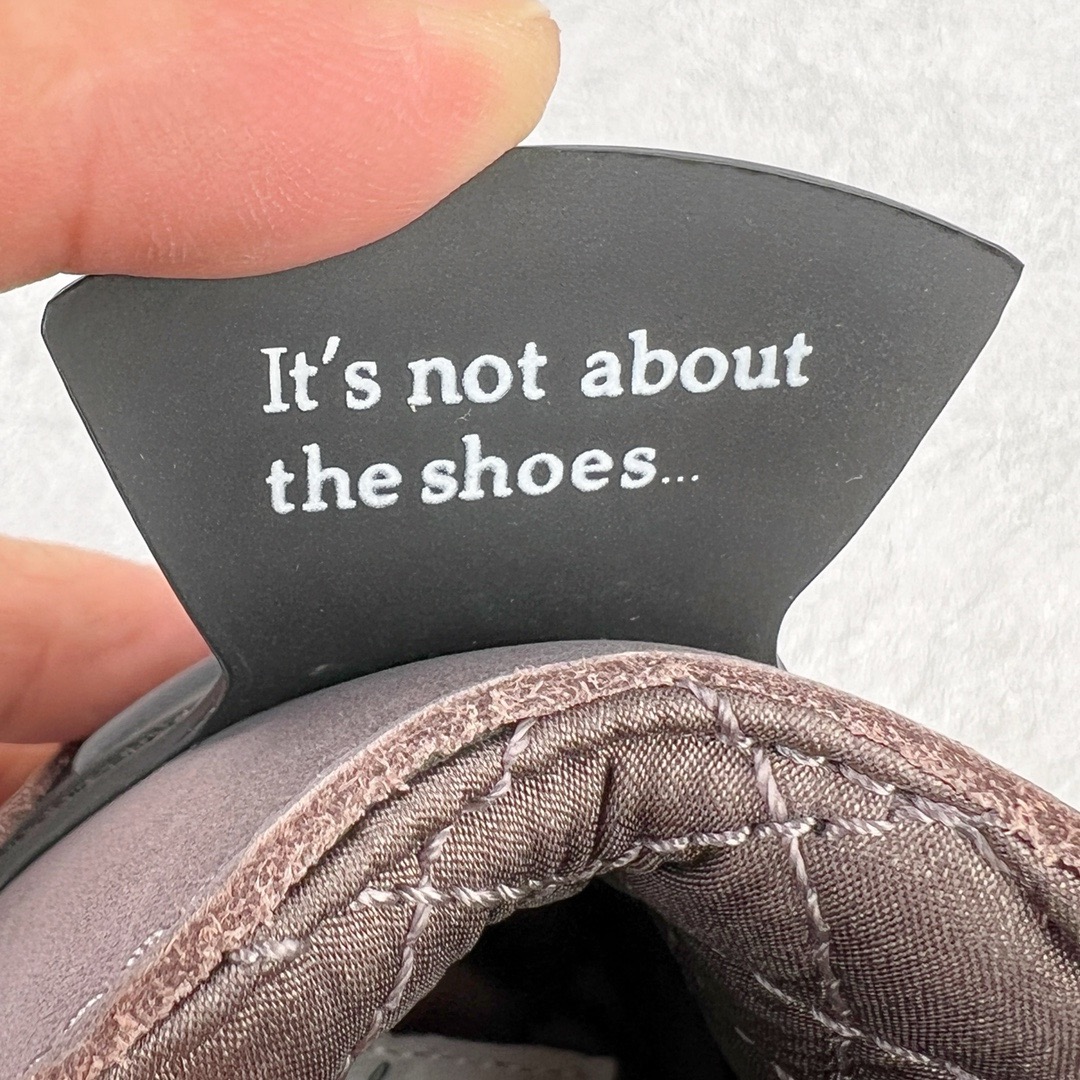 图片[11]-＃GX A Ma Maniére x Air Jordan AJ4 Retro SP\\\”Violet Ore\\\” AMM联名酒红DV6773-220 圈内最强四代 耗时半年巨作 全套原纸板楦头开发 原厂特供皮料加持 确保原汁原味 完美呈现四代版型 一比一鞋头弧度高度鞋身弧度 数据细节工艺流程均保持原鞋一致 原厂TPU网格鞋带扣 正确内里网布 菱角分明不变形无多余毛边 柔软性质感一致于原鞋 市场唯一原厂鞋扣模具 背面可见隐藏注塑口 原厂织唛标 原厂飞人电绣工艺 尾指中部跳三针 独家绑鞋带手法 印刷中底布 四线拉帮 米色美纹纸贴合固定 进口港宝加持 后跟自然饱满 全鞋荧光划线卡点 追求极致完美 每一双都是工艺品 多重QC质检 超越公司货的品控标准 实实在在的免检产品 尺码：40 40.5 41 42 42.5 43 44 44.5 45 46 47.5-选品中心