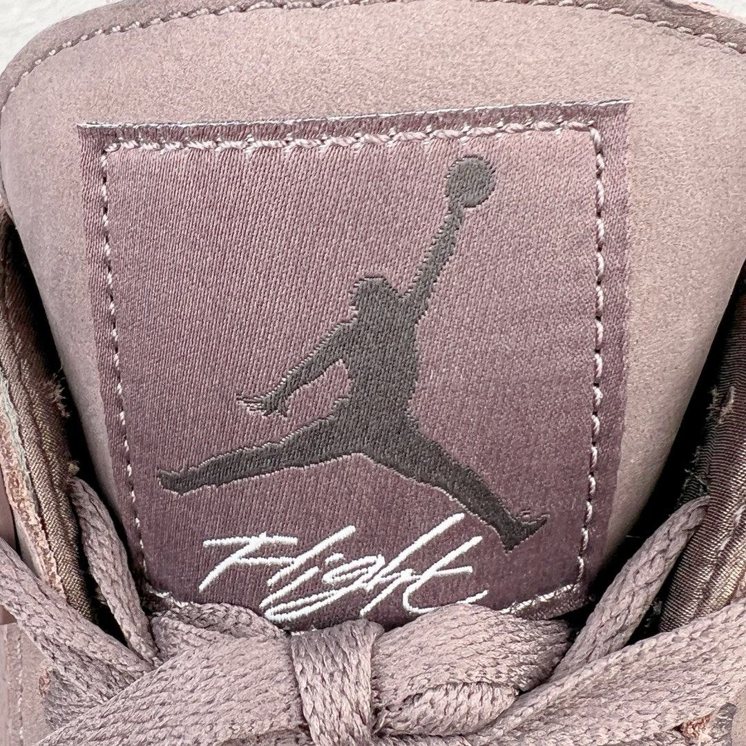 图片[16]-＃GX A Ma Maniére x Air Jordan AJ4 Retro SP\\\”Violet Ore\\\” AMM联名酒红DV6773-220 圈内最强四代 耗时半年巨作 全套原纸板楦头开发 原厂特供皮料加持 确保原汁原味 完美呈现四代版型 一比一鞋头弧度高度鞋身弧度 数据细节工艺流程均保持原鞋一致 原厂TPU网格鞋带扣 正确内里网布 菱角分明不变形无多余毛边 柔软性质感一致于原鞋 市场唯一原厂鞋扣模具 背面可见隐藏注塑口 原厂织唛标 原厂飞人电绣工艺 尾指中部跳三针 独家绑鞋带手法 印刷中底布 四线拉帮 米色美纹纸贴合固定 进口港宝加持 后跟自然饱满 全鞋荧光划线卡点 追求极致完美 每一双都是工艺品 多重QC质检 超越公司货的品控标准 实实在在的免检产品 尺码：40 40.5 41 42 42.5 43 44 44.5 45 46 47.5-选品中心