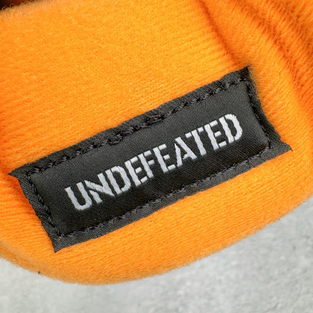 图片[16]-＃GX UNDEFEATED x Air Jordan AJ4 Retro 不败联名 军绿 JBM351 M1 该鞋款鞋身使用了大面积绿色为主色设计 并且它的特点为：可拆卸的魔术贴鞋舌板块、 鞋舌内替换原有AIR JORDAN 4字样变成UNDEFEATED白色黑底字样、拆卸魔术贴后为白字灰底JORDAN RARE AIR字样、鞋后跟TPU内为UNDEFEATED字样、鞋盒为特殊的拉链包装袋、以及带有黑色和橙色两幅鞋带 橙色的鞋舌Jumpman Logo和内衬 让整个鞋面有了点睛之笔于其中 圈内最强四代 耗时半年巨作 全套原纸板楦头开发 原厂特供皮料加持 确保原汁原味 完美呈现四代版型 一比一鞋头弧度高度鞋身弧度 数据细节工艺流程均保持原鞋一致 原厂TPU网格鞋带扣 正确内里网布 菱角分明不变形无多余毛边 柔软性质感一致于原鞋 市场唯一原厂鞋扣模具 背面可见隐藏注塑口 原厂织唛标 原厂飞人电绣工艺 尾指中部跳三针 独家绑鞋带手法 印刷中底布 四线拉帮 米色美纹纸贴合固定 进口港宝加持 后跟自然饱满 全鞋荧光划线卡点 追求极致完美 每一双都是工艺品 多重QC质检 超越公司货的品控标准 实实在在的免检产品 尺码：40 40.5 41 42 42.5 43 44 44.5 45 45.5 46 47.5 48.5 49.5 50.5-选品中心