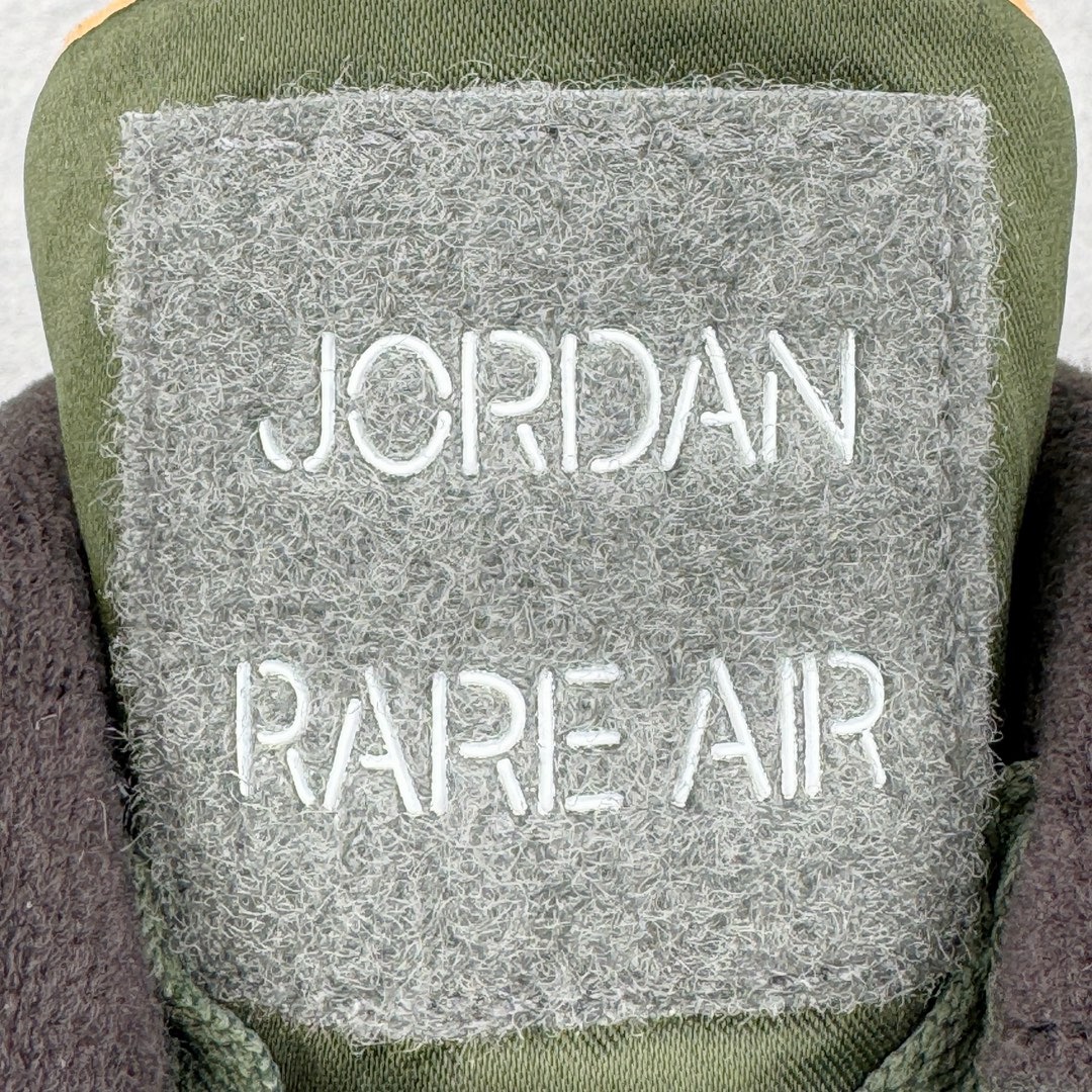 图片[15]-＃GX UNDEFEATED x Air Jordan AJ4 Retro 不败联名 军绿 JBM351 M1 该鞋款鞋身使用了大面积绿色为主色设计 并且它的特点为：可拆卸的魔术贴鞋舌板块、 鞋舌内替换原有AIR JORDAN 4字样变成UNDEFEATED白色黑底字样、拆卸魔术贴后为白字灰底JORDAN RARE AIR字样、鞋后跟TPU内为UNDEFEATED字样、鞋盒为特殊的拉链包装袋、以及带有黑色和橙色两幅鞋带 橙色的鞋舌Jumpman Logo和内衬 让整个鞋面有了点睛之笔于其中 圈内最强四代 耗时半年巨作 全套原纸板楦头开发 原厂特供皮料加持 确保原汁原味 完美呈现四代版型 一比一鞋头弧度高度鞋身弧度 数据细节工艺流程均保持原鞋一致 原厂TPU网格鞋带扣 正确内里网布 菱角分明不变形无多余毛边 柔软性质感一致于原鞋 市场唯一原厂鞋扣模具 背面可见隐藏注塑口 原厂织唛标 原厂飞人电绣工艺 尾指中部跳三针 独家绑鞋带手法 印刷中底布 四线拉帮 米色美纹纸贴合固定 进口港宝加持 后跟自然饱满 全鞋荧光划线卡点 追求极致完美 每一双都是工艺品 多重QC质检 超越公司货的品控标准 实实在在的免检产品 尺码：40 40.5 41 42 42.5 43 44 44.5 45 45.5 46 47.5 48.5 49.5 50.5-选品中心