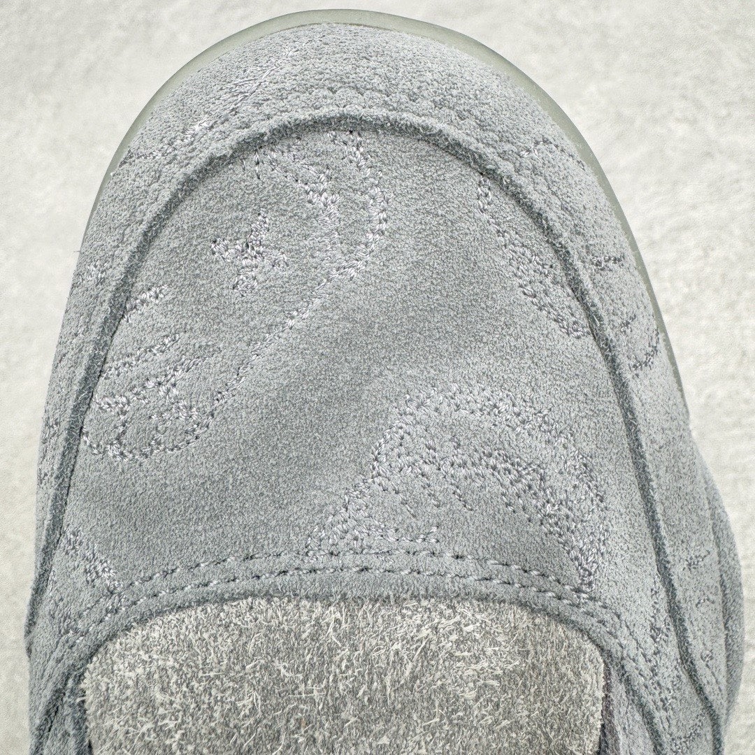 图片[10]-＃GX KAWS x Air Jordan AJ4 \\\”Cool Grey\\\” 涂鸦联名酷灰 930155-003 圈内最强四代 独家外贸特供尺码含 45.5 49.5 50.5 耗时半年巨作 全套原纸板楦头开发 原厂特供皮料加持 确保原汁原味 完美呈现四代版型 一比一鞋头弧度高度鞋身弧度 数据细节工艺流程均保持原鞋一致 原厂TPU网格鞋带扣 正确内里网布 菱角分明不变形无多余毛边 柔软性质感一致于原鞋 市场唯一原厂鞋扣模具 背面可见隐藏注塑口 原厂织唛标 原厂飞人电绣工艺 尾指中部跳三针 独家绑鞋带手法 印刷中底布 四线拉帮 米色美纹纸贴合固定 进口港宝加持 后跟自然饱满 全鞋荧光划线卡点 追求极致完美 每一双都是工艺品 多重QC质检 超越公司货的品控标准 实实在在的免检产品 尺码：40 40.5 41 42 42.5 43 44 44.5 45 45.5 46 47.5 48.5 49.5 50.5-选品中心