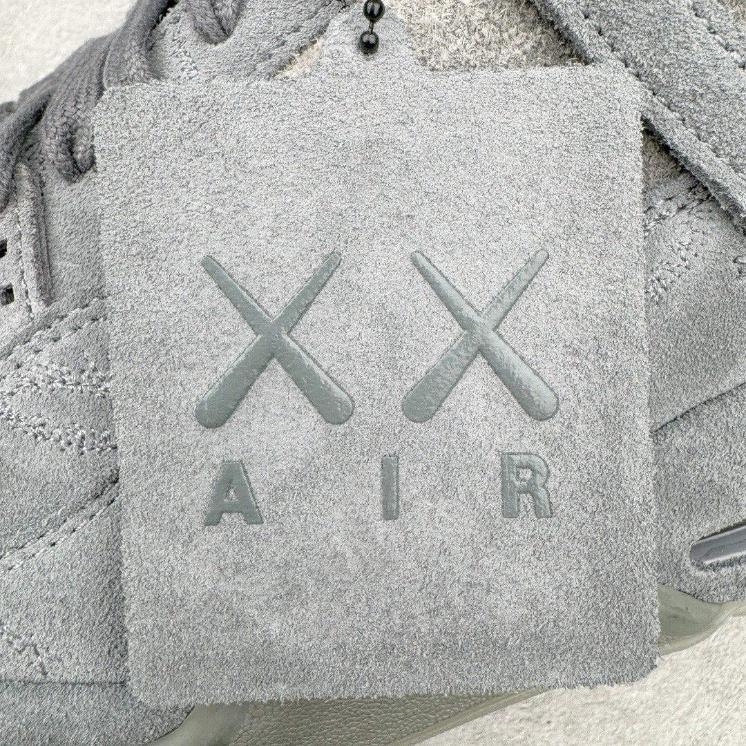 图片[15]-＃GX KAWS x Air Jordan AJ4 \\\”Cool Grey\\\” 涂鸦联名酷灰 930155-003 圈内最强四代 独家外贸特供尺码含 45.5 49.5 50.5 耗时半年巨作 全套原纸板楦头开发 原厂特供皮料加持 确保原汁原味 完美呈现四代版型 一比一鞋头弧度高度鞋身弧度 数据细节工艺流程均保持原鞋一致 原厂TPU网格鞋带扣 正确内里网布 菱角分明不变形无多余毛边 柔软性质感一致于原鞋 市场唯一原厂鞋扣模具 背面可见隐藏注塑口 原厂织唛标 原厂飞人电绣工艺 尾指中部跳三针 独家绑鞋带手法 印刷中底布 四线拉帮 米色美纹纸贴合固定 进口港宝加持 后跟自然饱满 全鞋荧光划线卡点 追求极致完美 每一双都是工艺品 多重QC质检 超越公司货的品控标准 实实在在的免检产品 尺码：40 40.5 41 42 42.5 43 44 44.5 45 45.5 46 47.5 48.5 49.5 50.5-选品中心