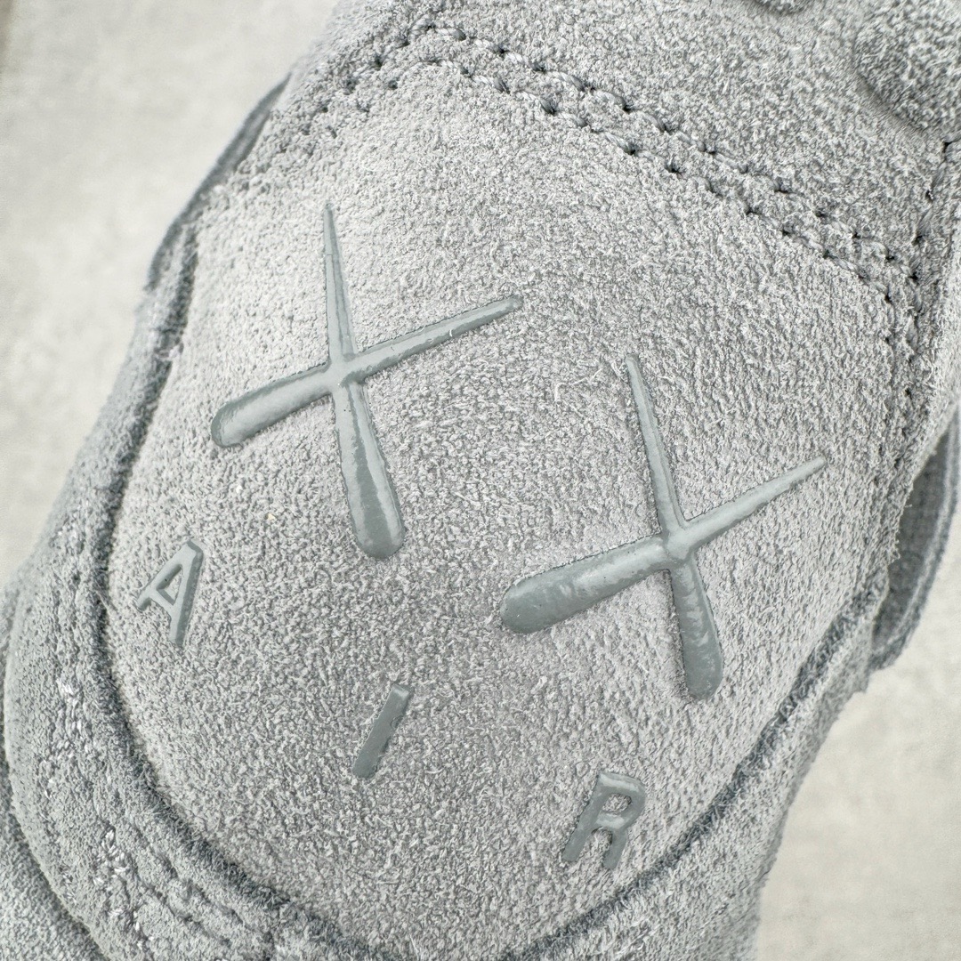 图片[14]-＃GX KAWS x Air Jordan AJ4 \\\”Cool Grey\\\” 涂鸦联名酷灰 930155-003 圈内最强四代 独家外贸特供尺码含 45.5 49.5 50.5 耗时半年巨作 全套原纸板楦头开发 原厂特供皮料加持 确保原汁原味 完美呈现四代版型 一比一鞋头弧度高度鞋身弧度 数据细节工艺流程均保持原鞋一致 原厂TPU网格鞋带扣 正确内里网布 菱角分明不变形无多余毛边 柔软性质感一致于原鞋 市场唯一原厂鞋扣模具 背面可见隐藏注塑口 原厂织唛标 原厂飞人电绣工艺 尾指中部跳三针 独家绑鞋带手法 印刷中底布 四线拉帮 米色美纹纸贴合固定 进口港宝加持 后跟自然饱满 全鞋荧光划线卡点 追求极致完美 每一双都是工艺品 多重QC质检 超越公司货的品控标准 实实在在的免检产品 尺码：40 40.5 41 42 42.5 43 44 44.5 45 45.5 46 47.5 48.5 49.5 50.5-选品中心