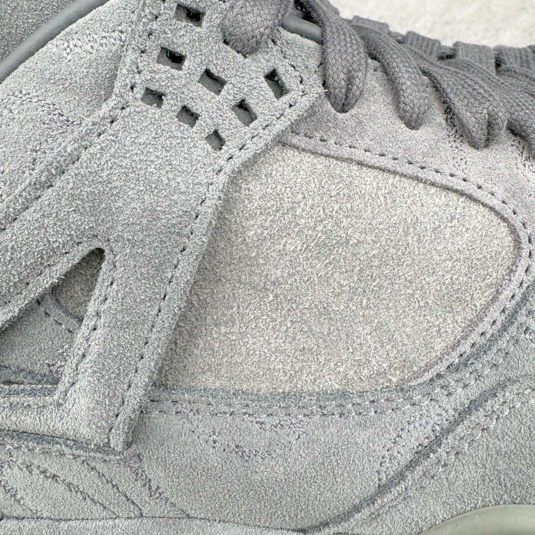 图片[11]-＃GX KAWS x Air Jordan AJ4 \\\”Cool Grey\\\” 涂鸦联名酷灰 930155-003 圈内最强四代 独家外贸特供尺码含 45.5 49.5 50.5 耗时半年巨作 全套原纸板楦头开发 原厂特供皮料加持 确保原汁原味 完美呈现四代版型 一比一鞋头弧度高度鞋身弧度 数据细节工艺流程均保持原鞋一致 原厂TPU网格鞋带扣 正确内里网布 菱角分明不变形无多余毛边 柔软性质感一致于原鞋 市场唯一原厂鞋扣模具 背面可见隐藏注塑口 原厂织唛标 原厂飞人电绣工艺 尾指中部跳三针 独家绑鞋带手法 印刷中底布 四线拉帮 米色美纹纸贴合固定 进口港宝加持 后跟自然饱满 全鞋荧光划线卡点 追求极致完美 每一双都是工艺品 多重QC质检 超越公司货的品控标准 实实在在的免检产品 尺码：40 40.5 41 42 42.5 43 44 44.5 45 45.5 46 47.5 48.5 49.5 50.5-选品中心