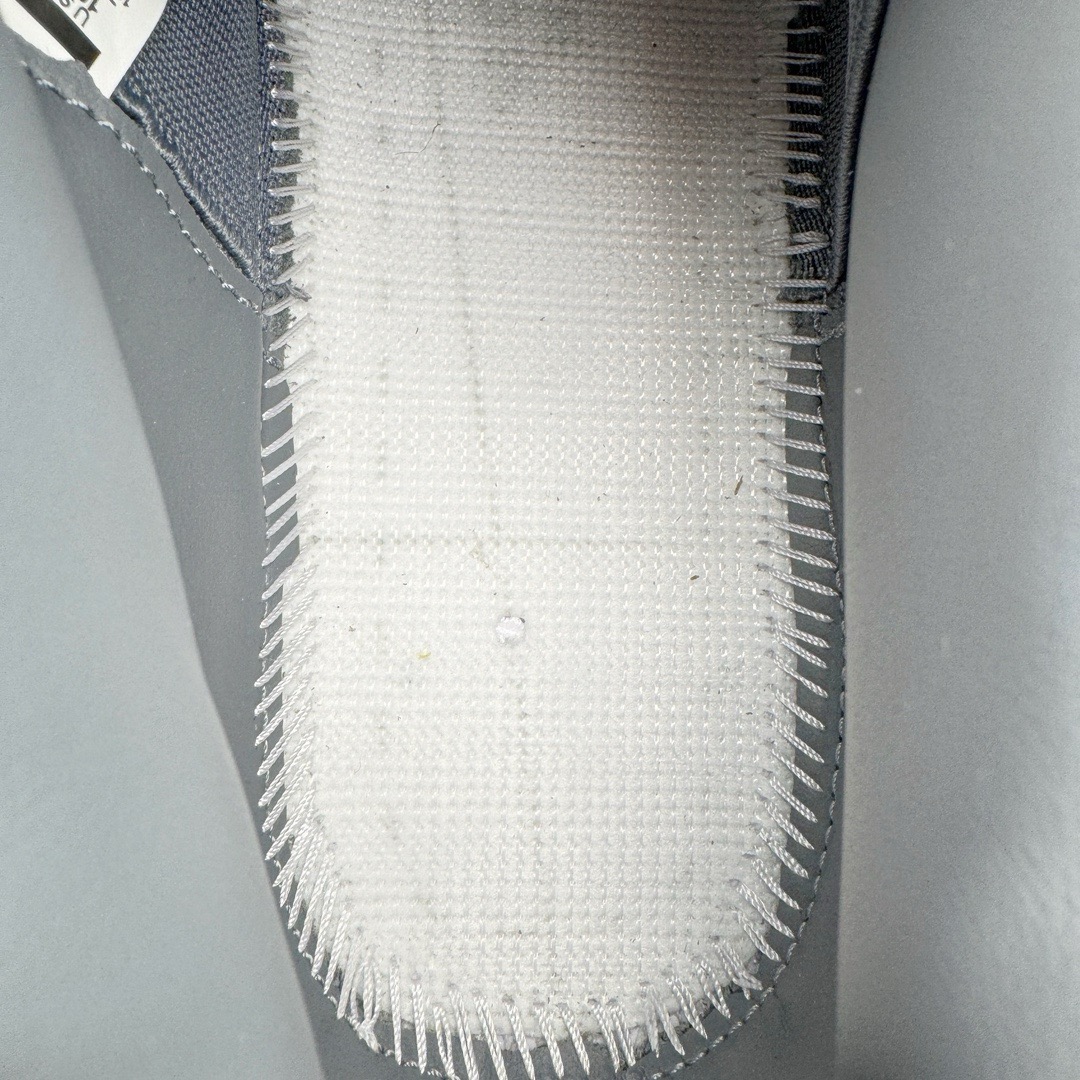 图片[16]-＃GX KAWS x Air Jordan AJ4 \\\”Cool Grey\\\” 涂鸦联名酷灰 930155-003 圈内最强四代 独家外贸特供尺码含 45.5 49.5 50.5 耗时半年巨作 全套原纸板楦头开发 原厂特供皮料加持 确保原汁原味 完美呈现四代版型 一比一鞋头弧度高度鞋身弧度 数据细节工艺流程均保持原鞋一致 原厂TPU网格鞋带扣 正确内里网布 菱角分明不变形无多余毛边 柔软性质感一致于原鞋 市场唯一原厂鞋扣模具 背面可见隐藏注塑口 原厂织唛标 原厂飞人电绣工艺 尾指中部跳三针 独家绑鞋带手法 印刷中底布 四线拉帮 米色美纹纸贴合固定 进口港宝加持 后跟自然饱满 全鞋荧光划线卡点 追求极致完美 每一双都是工艺品 多重QC质检 超越公司货的品控标准 实实在在的免检产品 尺码：40 40.5 41 42 42.5 43 44 44.5 45 45.5 46 47.5 48.5 49.5 50.5-选品中心