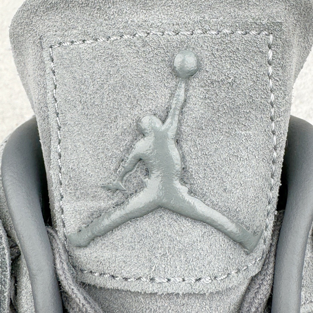 图片[13]-＃GX KAWS x Air Jordan AJ4 \\\”Cool Grey\\\” 涂鸦联名酷灰 930155-003 圈内最强四代 独家外贸特供尺码含 45.5 49.5 50.5 耗时半年巨作 全套原纸板楦头开发 原厂特供皮料加持 确保原汁原味 完美呈现四代版型 一比一鞋头弧度高度鞋身弧度 数据细节工艺流程均保持原鞋一致 原厂TPU网格鞋带扣 正确内里网布 菱角分明不变形无多余毛边 柔软性质感一致于原鞋 市场唯一原厂鞋扣模具 背面可见隐藏注塑口 原厂织唛标 原厂飞人电绣工艺 尾指中部跳三针 独家绑鞋带手法 印刷中底布 四线拉帮 米色美纹纸贴合固定 进口港宝加持 后跟自然饱满 全鞋荧光划线卡点 追求极致完美 每一双都是工艺品 多重QC质检 超越公司货的品控标准 实实在在的免检产品 尺码：40 40.5 41 42 42.5 43 44 44.5 45 45.5 46 47.5 48.5 49.5 50.5-选品中心