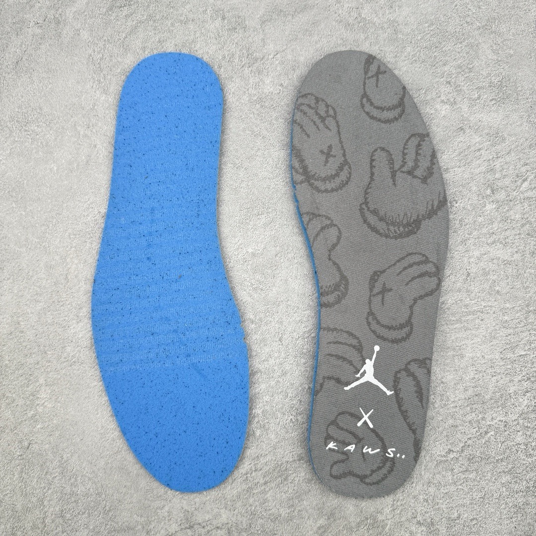 图片[17]-＃GX KAWS x Air Jordan AJ4 \\\”Cool Grey\\\” 涂鸦联名酷灰 930155-003 圈内最强四代 独家外贸特供尺码含 45.5 49.5 50.5 耗时半年巨作 全套原纸板楦头开发 原厂特供皮料加持 确保原汁原味 完美呈现四代版型 一比一鞋头弧度高度鞋身弧度 数据细节工艺流程均保持原鞋一致 原厂TPU网格鞋带扣 正确内里网布 菱角分明不变形无多余毛边 柔软性质感一致于原鞋 市场唯一原厂鞋扣模具 背面可见隐藏注塑口 原厂织唛标 原厂飞人电绣工艺 尾指中部跳三针 独家绑鞋带手法 印刷中底布 四线拉帮 米色美纹纸贴合固定 进口港宝加持 后跟自然饱满 全鞋荧光划线卡点 追求极致完美 每一双都是工艺品 多重QC质检 超越公司货的品控标准 实实在在的免检产品 尺码：40 40.5 41 42 42.5 43 44 44.5 45 45.5 46 47.5 48.5 49.5 50.5-选品中心
