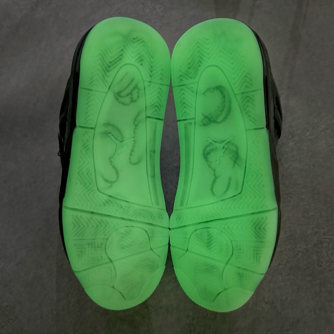 图片[10]-＃GX KAWS x Air Jordan AJ4 \\\”Black\\\” 涂鸦联名纯黑 930155-001 圈内最强四代 独家外贸特供尺码含 45.5 49.5 50.5 耗时半年巨作 全套原纸板楦头开发 原厂特供皮料加持 确保原汁原味 完美呈现四代版型 一比一鞋头弧度高度鞋身弧度 数据细节工艺流程均保持原鞋一致 原厂TPU网格鞋带扣 正确内里网布 菱角分明不变形无多余毛边 柔软性质感一致于原鞋 市场唯一原厂鞋扣模具 背面可见隐藏注塑口 原厂织唛标 原厂飞人电绣工艺 尾指中部跳三针 独家绑鞋带手法 印刷中底布 四线拉帮 米色美纹纸贴合固定 进口港宝加持 后跟自然饱满 全鞋荧光划线卡点 追求极致完美 每一双都是工艺品 多重QC质检 超越公司货的品控标准 实实在在的免检产品 尺码：40 40.5 41 42 42.5 43 44 44.5 45 45.5 46 47.5 48.5 49.5 50.5-选品中心