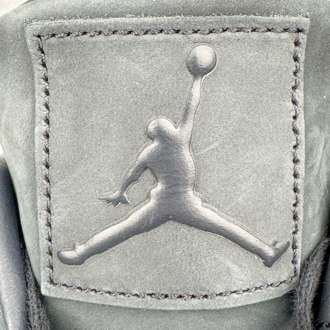 图片[17]-＃GX KAWS x Air Jordan AJ4 \\\”Black\\\” 涂鸦联名纯黑 930155-001 圈内最强四代 独家外贸特供尺码含 45.5 49.5 50.5 耗时半年巨作 全套原纸板楦头开发 原厂特供皮料加持 确保原汁原味 完美呈现四代版型 一比一鞋头弧度高度鞋身弧度 数据细节工艺流程均保持原鞋一致 原厂TPU网格鞋带扣 正确内里网布 菱角分明不变形无多余毛边 柔软性质感一致于原鞋 市场唯一原厂鞋扣模具 背面可见隐藏注塑口 原厂织唛标 原厂飞人电绣工艺 尾指中部跳三针 独家绑鞋带手法 印刷中底布 四线拉帮 米色美纹纸贴合固定 进口港宝加持 后跟自然饱满 全鞋荧光划线卡点 追求极致完美 每一双都是工艺品 多重QC质检 超越公司货的品控标准 实实在在的免检产品 尺码：40 40.5 41 42 42.5 43 44 44.5 45 45.5 46 47.5 48.5 49.5 50.5-选品中心