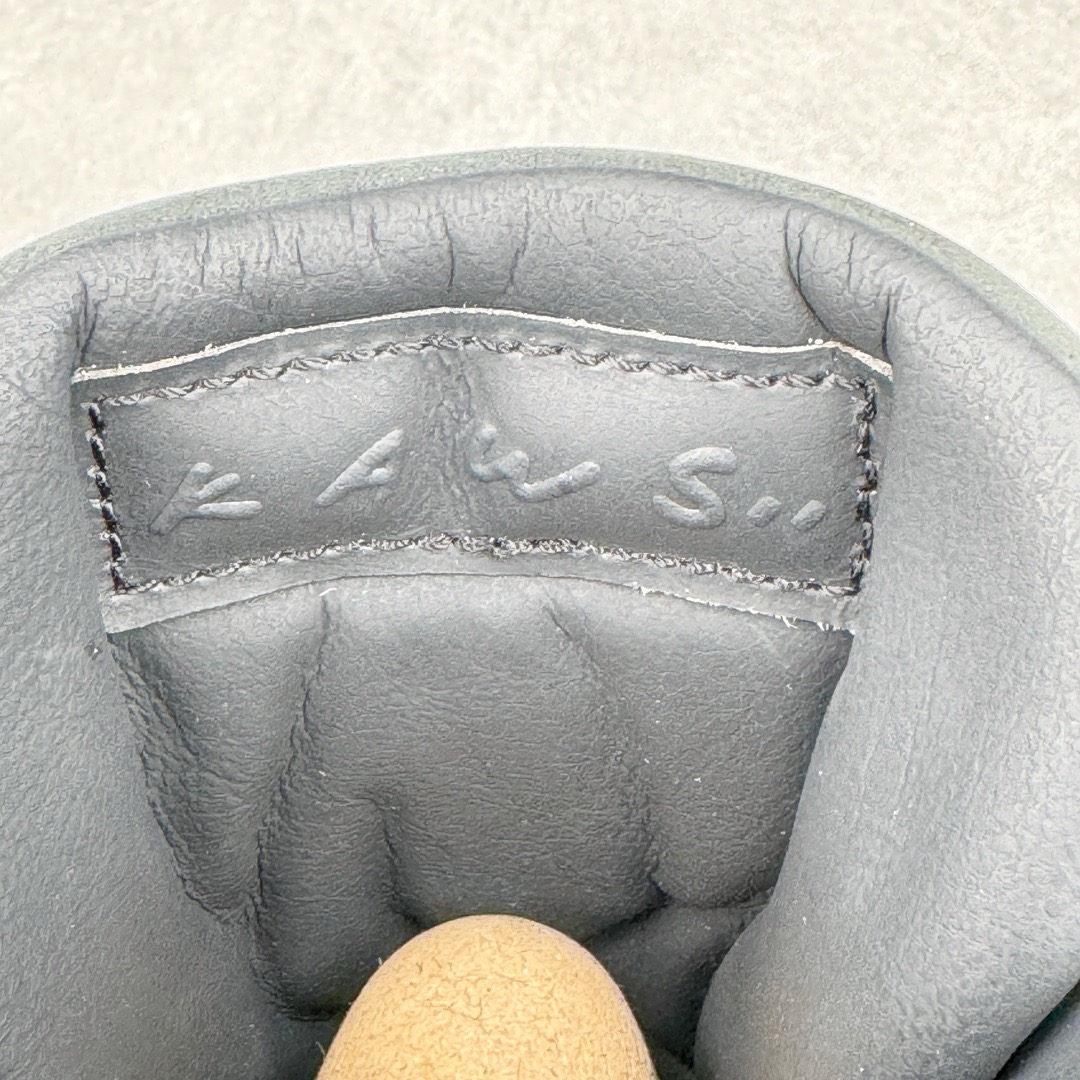 图片[18]-＃GX KAWS x Air Jordan AJ4 \\\”Black\\\” 涂鸦联名纯黑 930155-001 圈内最强四代 独家外贸特供尺码含 45.5 49.5 50.5 耗时半年巨作 全套原纸板楦头开发 原厂特供皮料加持 确保原汁原味 完美呈现四代版型 一比一鞋头弧度高度鞋身弧度 数据细节工艺流程均保持原鞋一致 原厂TPU网格鞋带扣 正确内里网布 菱角分明不变形无多余毛边 柔软性质感一致于原鞋 市场唯一原厂鞋扣模具 背面可见隐藏注塑口 原厂织唛标 原厂飞人电绣工艺 尾指中部跳三针 独家绑鞋带手法 印刷中底布 四线拉帮 米色美纹纸贴合固定 进口港宝加持 后跟自然饱满 全鞋荧光划线卡点 追求极致完美 每一双都是工艺品 多重QC质检 超越公司货的品控标准 实实在在的免检产品 尺码：40 40.5 41 42 42.5 43 44 44.5 45 45.5 46 47.5 48.5 49.5 50.5-选品中心