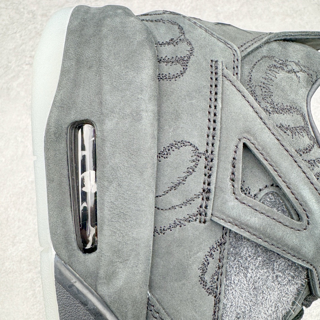 图片[13]-＃GX KAWS x Air Jordan AJ4 \\\”Black\\\” 涂鸦联名纯黑 930155-001 圈内最强四代 独家外贸特供尺码含 45.5 49.5 50.5 耗时半年巨作 全套原纸板楦头开发 原厂特供皮料加持 确保原汁原味 完美呈现四代版型 一比一鞋头弧度高度鞋身弧度 数据细节工艺流程均保持原鞋一致 原厂TPU网格鞋带扣 正确内里网布 菱角分明不变形无多余毛边 柔软性质感一致于原鞋 市场唯一原厂鞋扣模具 背面可见隐藏注塑口 原厂织唛标 原厂飞人电绣工艺 尾指中部跳三针 独家绑鞋带手法 印刷中底布 四线拉帮 米色美纹纸贴合固定 进口港宝加持 后跟自然饱满 全鞋荧光划线卡点 追求极致完美 每一双都是工艺品 多重QC质检 超越公司货的品控标准 实实在在的免检产品 尺码：40 40.5 41 42 42.5 43 44 44.5 45 45.5 46 47.5 48.5 49.5 50.5-选品中心