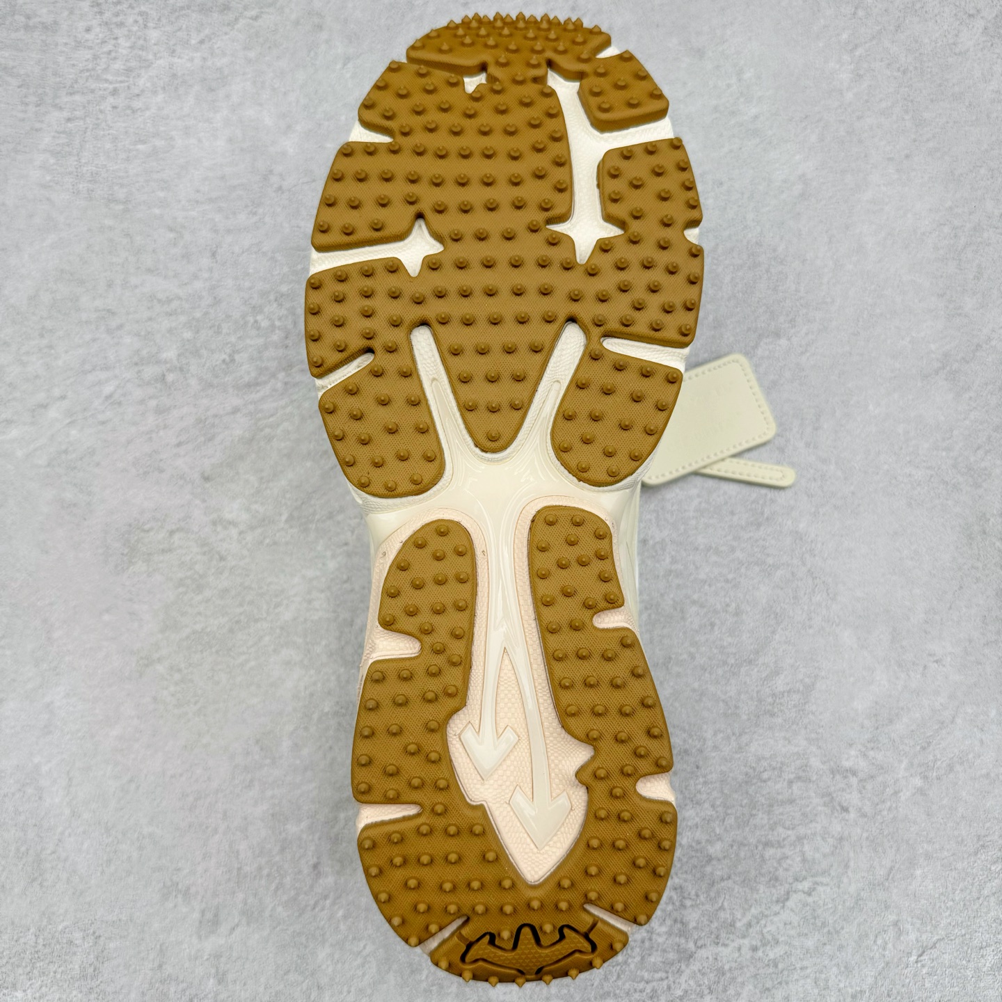 图片[9]-＃KX Off-White 2024年OW最新款跑鞋 #百分百原盒正确版 原楦原纸板数据开发 4层分离大底#鞋面采用3d立体打印和多种材料拼接而成#防滑耐磨透气性轻便跑鞋 作为曾经爆火 并且定位奢潮领域的标志性品牌 Off-White 仍需要不断更新符合当下潮流时尚的复古运动鞋款，以期收获基本盘消费者的关注 此次更新的 Off-White 新款运动鞋将经典复古老爹鞋细节设计更加夸张化 并将标志性箭头设计置于显著位置 除此之外 整个系列的色彩搭配也可谓纷繁多样 总有一款适合你 Off-White最新运动鞋款估计将在未来几个月登陆品牌专柜 喜欢的朋友切莫错过 尺码：36 37 38 39 40 41 42 43 44 45 46 47-选品中心