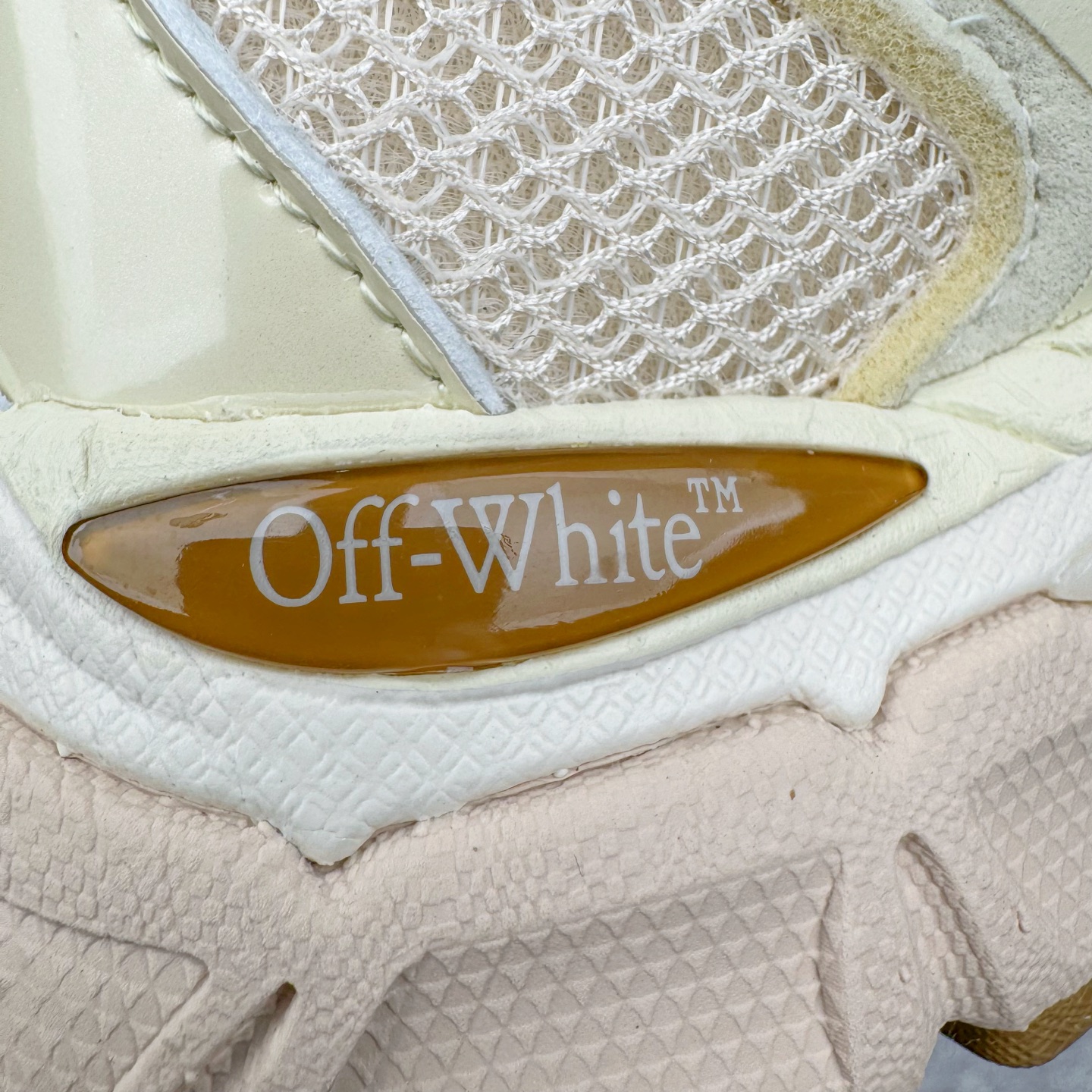 图片[12]-＃KX Off-White 2024年OW最新款跑鞋 #百分百原盒正确版 原楦原纸板数据开发 4层分离大底#鞋面采用3d立体打印和多种材料拼接而成#防滑耐磨透气性轻便跑鞋 作为曾经爆火 并且定位奢潮领域的标志性品牌 Off-White 仍需要不断更新符合当下潮流时尚的复古运动鞋款，以期收获基本盘消费者的关注 此次更新的 Off-White 新款运动鞋将经典复古老爹鞋细节设计更加夸张化 并将标志性箭头设计置于显著位置 除此之外 整个系列的色彩搭配也可谓纷繁多样 总有一款适合你 Off-White最新运动鞋款估计将在未来几个月登陆品牌专柜 喜欢的朋友切莫错过 尺码：36 37 38 39 40 41 42 43 44 45 46 47-选品中心