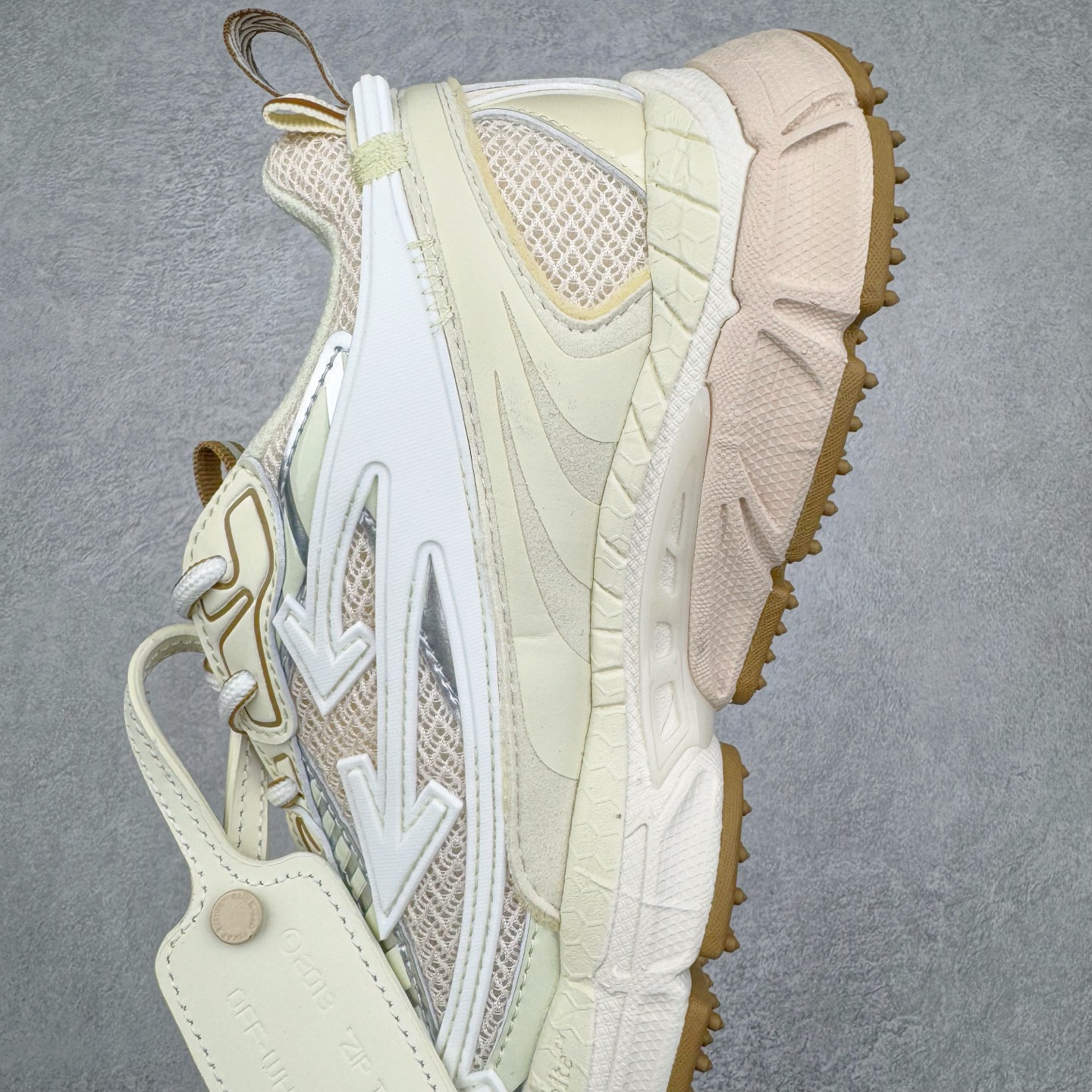 图片[7]-＃KX Off-White 2024年OW最新款跑鞋 #百分百原盒正确版 原楦原纸板数据开发 4层分离大底#鞋面采用3d立体打印和多种材料拼接而成#防滑耐磨透气性轻便跑鞋 作为曾经爆火 并且定位奢潮领域的标志性品牌 Off-White 仍需要不断更新符合当下潮流时尚的复古运动鞋款，以期收获基本盘消费者的关注 此次更新的 Off-White 新款运动鞋将经典复古老爹鞋细节设计更加夸张化 并将标志性箭头设计置于显著位置 除此之外 整个系列的色彩搭配也可谓纷繁多样 总有一款适合你 Off-White最新运动鞋款估计将在未来几个月登陆品牌专柜 喜欢的朋友切莫错过 尺码：36 37 38 39 40 41 42 43 44 45 46 47-选品中心