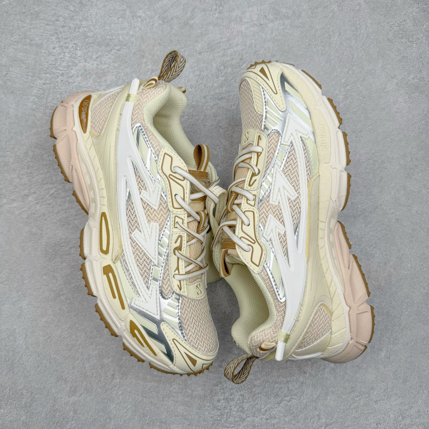 图片[3]-＃KX Off-White 2024年OW最新款跑鞋 #百分百原盒正确版 原楦原纸板数据开发 4层分离大底#鞋面采用3d立体打印和多种材料拼接而成#防滑耐磨透气性轻便跑鞋 作为曾经爆火 并且定位奢潮领域的标志性品牌 Off-White 仍需要不断更新符合当下潮流时尚的复古运动鞋款，以期收获基本盘消费者的关注 此次更新的 Off-White 新款运动鞋将经典复古老爹鞋细节设计更加夸张化 并将标志性箭头设计置于显著位置 除此之外 整个系列的色彩搭配也可谓纷繁多样 总有一款适合你 Off-White最新运动鞋款估计将在未来几个月登陆品牌专柜 喜欢的朋友切莫错过 尺码：36 37 38 39 40 41 42 43 44 45 46 47-选品中心