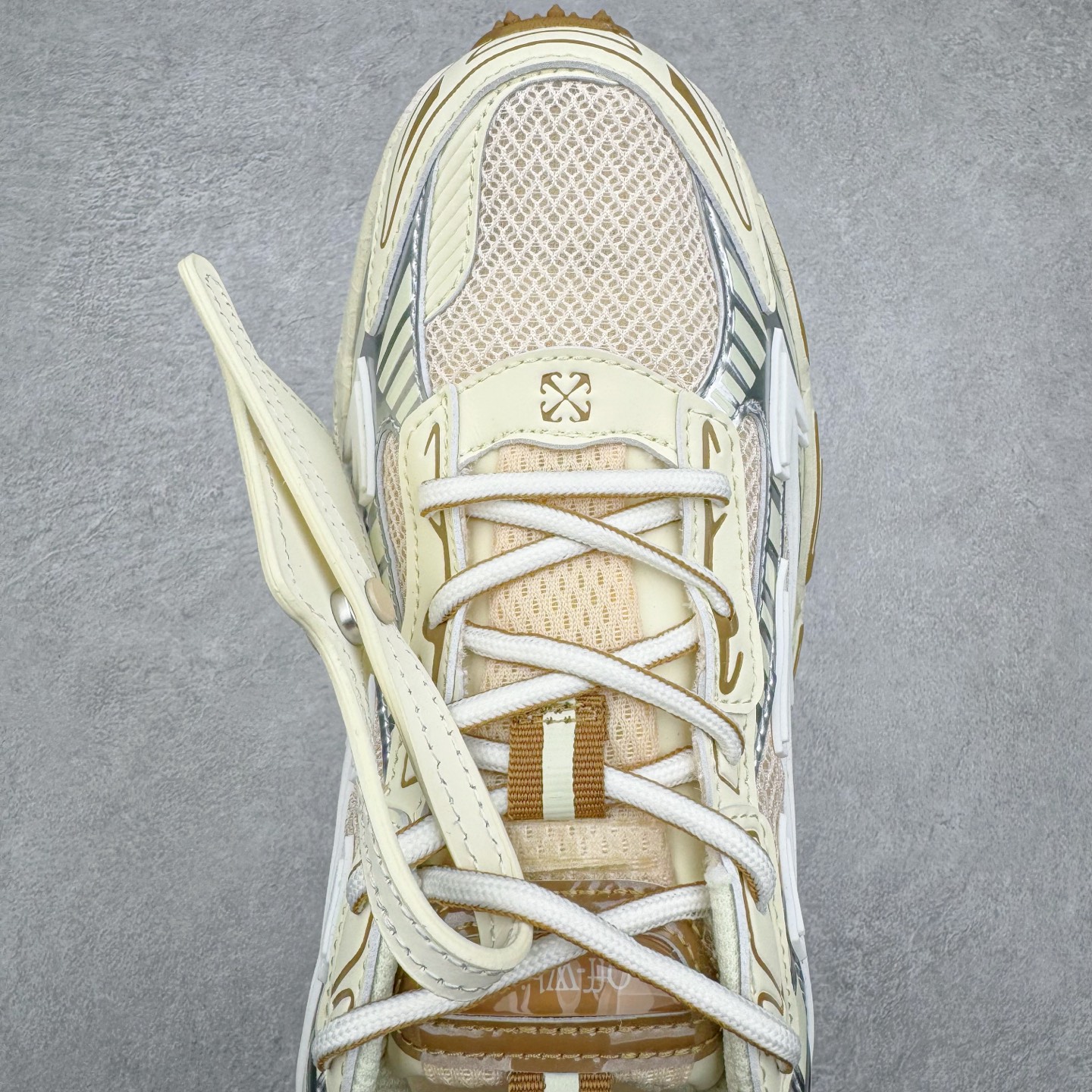 图片[4]-＃KX Off-White 2024年OW最新款跑鞋 #百分百原盒正确版 原楦原纸板数据开发 4层分离大底#鞋面采用3d立体打印和多种材料拼接而成#防滑耐磨透气性轻便跑鞋 作为曾经爆火 并且定位奢潮领域的标志性品牌 Off-White 仍需要不断更新符合当下潮流时尚的复古运动鞋款，以期收获基本盘消费者的关注 此次更新的 Off-White 新款运动鞋将经典复古老爹鞋细节设计更加夸张化 并将标志性箭头设计置于显著位置 除此之外 整个系列的色彩搭配也可谓纷繁多样 总有一款适合你 Off-White最新运动鞋款估计将在未来几个月登陆品牌专柜 喜欢的朋友切莫错过 尺码：36 37 38 39 40 41 42 43 44 45 46 47-选品中心