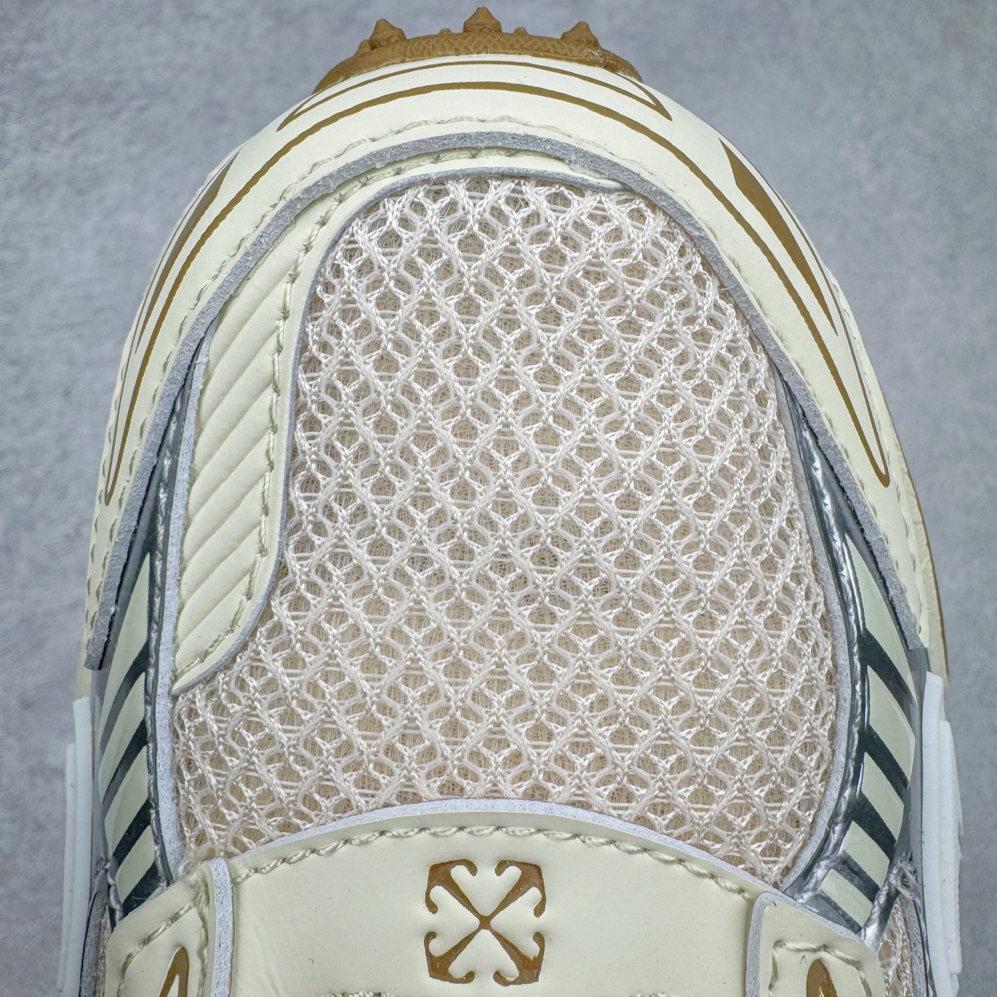 图片[11]-＃KX Off-White 2024年OW最新款跑鞋 #百分百原盒正确版 原楦原纸板数据开发 4层分离大底#鞋面采用3d立体打印和多种材料拼接而成#防滑耐磨透气性轻便跑鞋 作为曾经爆火 并且定位奢潮领域的标志性品牌 Off-White 仍需要不断更新符合当下潮流时尚的复古运动鞋款，以期收获基本盘消费者的关注 此次更新的 Off-White 新款运动鞋将经典复古老爹鞋细节设计更加夸张化 并将标志性箭头设计置于显著位置 除此之外 整个系列的色彩搭配也可谓纷繁多样 总有一款适合你 Off-White最新运动鞋款估计将在未来几个月登陆品牌专柜 喜欢的朋友切莫错过 尺码：36 37 38 39 40 41 42 43 44 45 46 47-选品中心