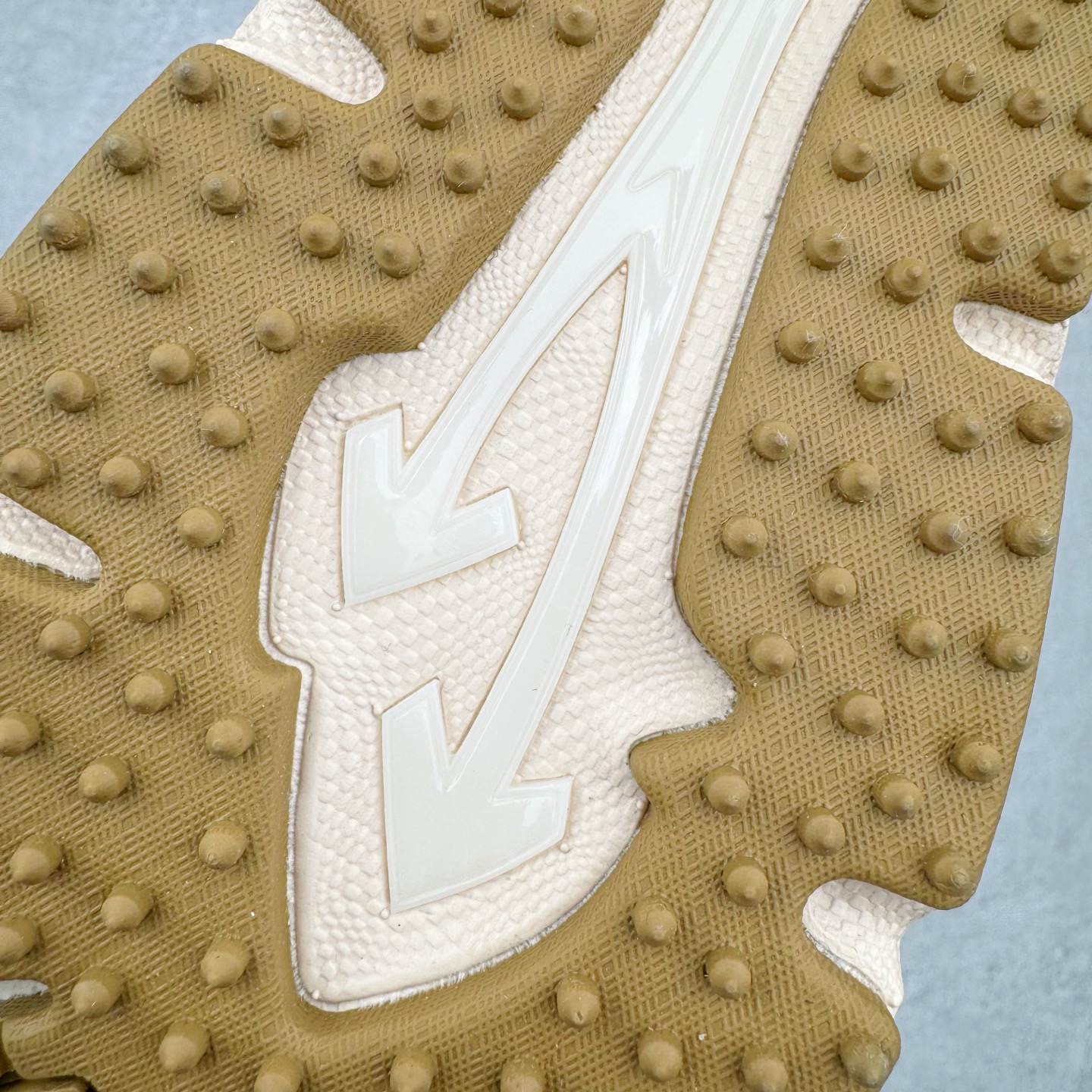 图片[14]-＃KX Off-White 2024年OW最新款跑鞋 #百分百原盒正确版 原楦原纸板数据开发 4层分离大底#鞋面采用3d立体打印和多种材料拼接而成#防滑耐磨透气性轻便跑鞋 作为曾经爆火 并且定位奢潮领域的标志性品牌 Off-White 仍需要不断更新符合当下潮流时尚的复古运动鞋款，以期收获基本盘消费者的关注 此次更新的 Off-White 新款运动鞋将经典复古老爹鞋细节设计更加夸张化 并将标志性箭头设计置于显著位置 除此之外 整个系列的色彩搭配也可谓纷繁多样 总有一款适合你 Off-White最新运动鞋款估计将在未来几个月登陆品牌专柜 喜欢的朋友切莫错过 尺码：36 37 38 39 40 41 42 43 44 45 46 47-选品中心