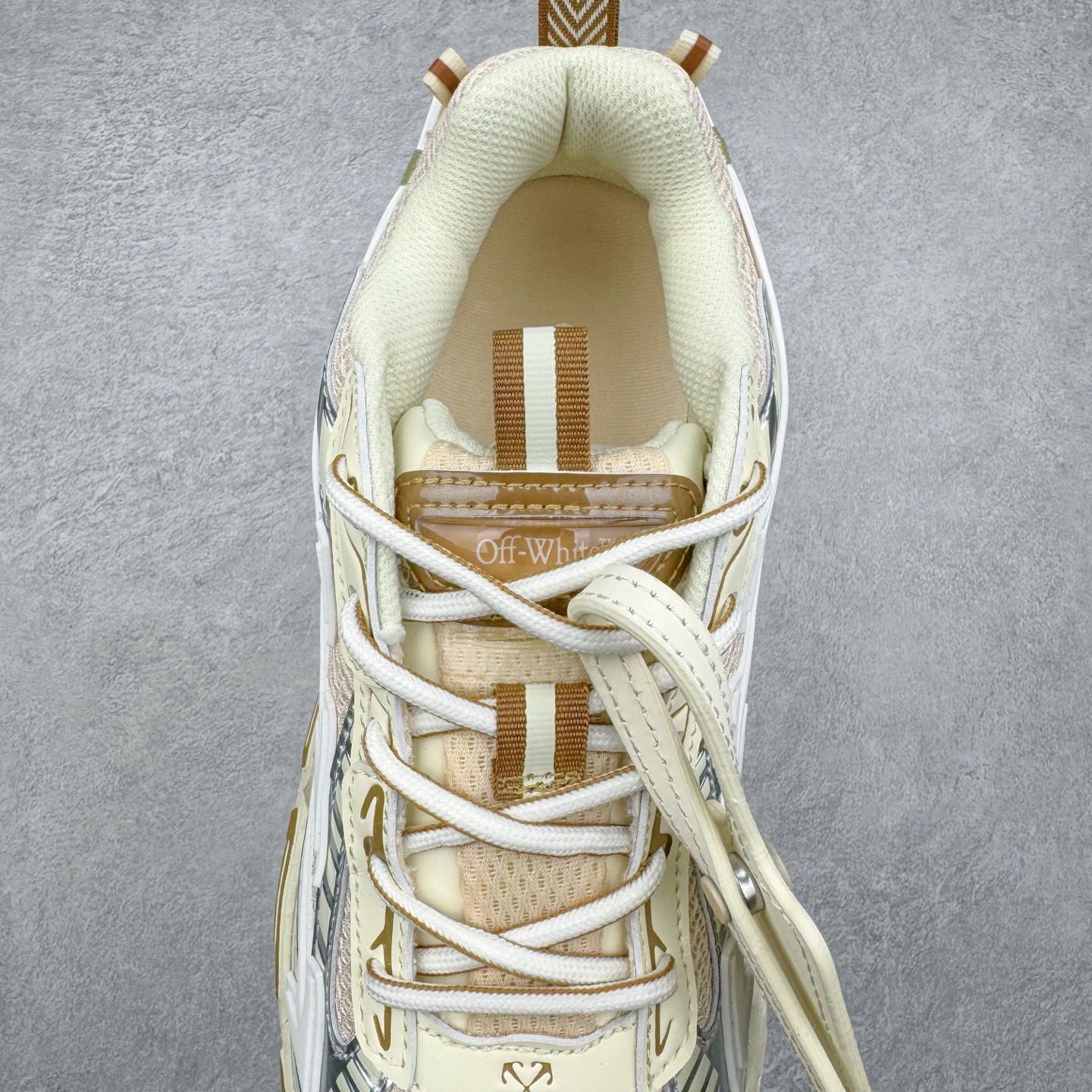 图片[5]-＃KX Off-White 2024年OW最新款跑鞋 #百分百原盒正确版 原楦原纸板数据开发 4层分离大底#鞋面采用3d立体打印和多种材料拼接而成#防滑耐磨透气性轻便跑鞋 作为曾经爆火 并且定位奢潮领域的标志性品牌 Off-White 仍需要不断更新符合当下潮流时尚的复古运动鞋款，以期收获基本盘消费者的关注 此次更新的 Off-White 新款运动鞋将经典复古老爹鞋细节设计更加夸张化 并将标志性箭头设计置于显著位置 除此之外 整个系列的色彩搭配也可谓纷繁多样 总有一款适合你 Off-White最新运动鞋款估计将在未来几个月登陆品牌专柜 喜欢的朋友切莫错过 尺码：36 37 38 39 40 41 42 43 44 45 46 47-选品中心