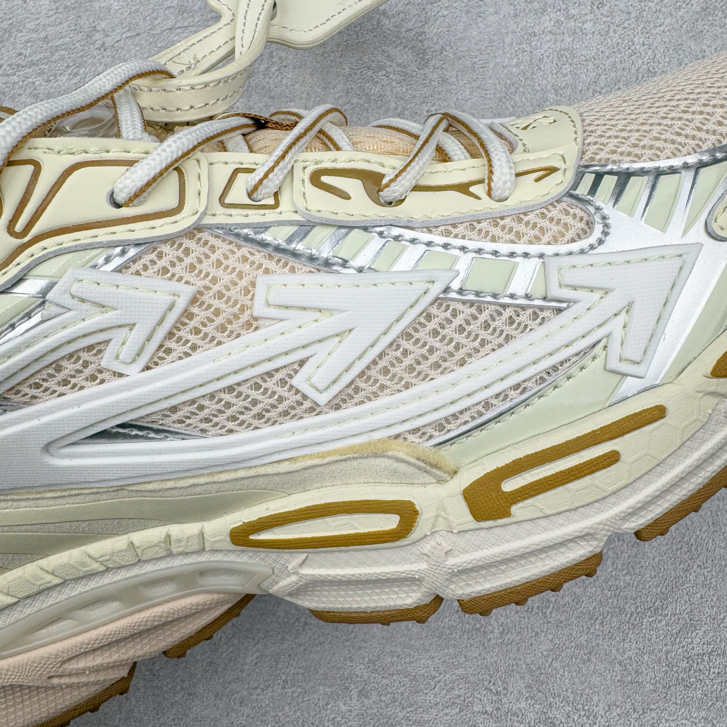 图片[13]-＃KX Off-White 2024年OW最新款跑鞋 #百分百原盒正确版 原楦原纸板数据开发 4层分离大底#鞋面采用3d立体打印和多种材料拼接而成#防滑耐磨透气性轻便跑鞋 作为曾经爆火 并且定位奢潮领域的标志性品牌 Off-White 仍需要不断更新符合当下潮流时尚的复古运动鞋款，以期收获基本盘消费者的关注 此次更新的 Off-White 新款运动鞋将经典复古老爹鞋细节设计更加夸张化 并将标志性箭头设计置于显著位置 除此之外 整个系列的色彩搭配也可谓纷繁多样 总有一款适合你 Off-White最新运动鞋款估计将在未来几个月登陆品牌专柜 喜欢的朋友切莫错过 尺码：36 37 38 39 40 41 42 43 44 45 46 47-选品中心