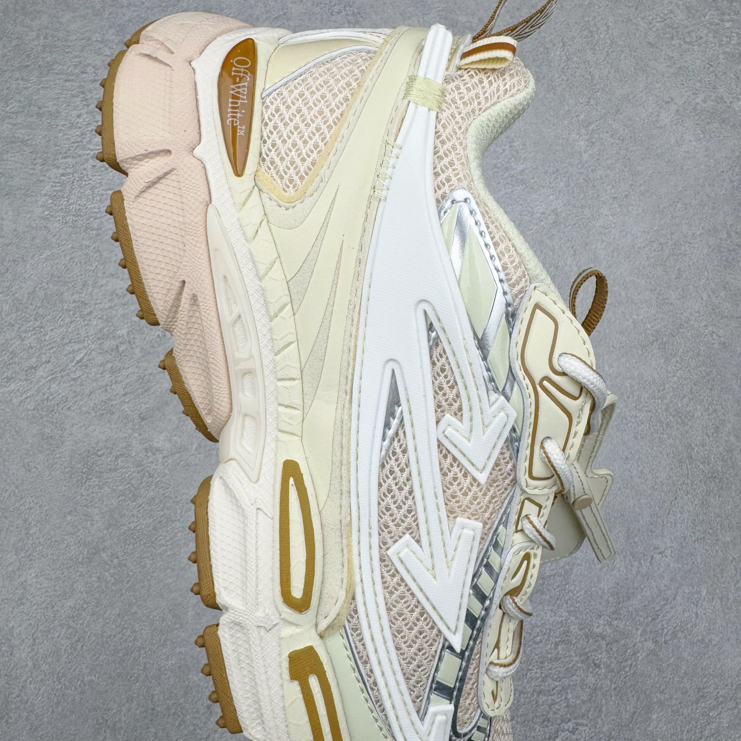 图片[6]-＃KX Off-White 2024年OW最新款跑鞋 #百分百原盒正确版 原楦原纸板数据开发 4层分离大底#鞋面采用3d立体打印和多种材料拼接而成#防滑耐磨透气性轻便跑鞋 作为曾经爆火 并且定位奢潮领域的标志性品牌 Off-White 仍需要不断更新符合当下潮流时尚的复古运动鞋款，以期收获基本盘消费者的关注 此次更新的 Off-White 新款运动鞋将经典复古老爹鞋细节设计更加夸张化 并将标志性箭头设计置于显著位置 除此之外 整个系列的色彩搭配也可谓纷繁多样 总有一款适合你 Off-White最新运动鞋款估计将在未来几个月登陆品牌专柜 喜欢的朋友切莫错过 尺码：36 37 38 39 40 41 42 43 44 45 46 47-选品中心