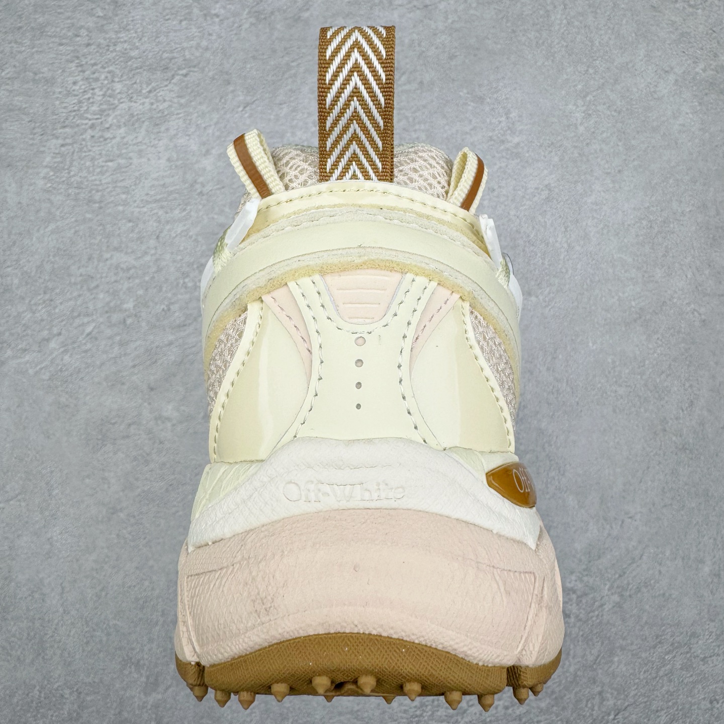 图片[8]-＃KX Off-White 2024年OW最新款跑鞋 #百分百原盒正确版 原楦原纸板数据开发 4层分离大底#鞋面采用3d立体打印和多种材料拼接而成#防滑耐磨透气性轻便跑鞋 作为曾经爆火 并且定位奢潮领域的标志性品牌 Off-White 仍需要不断更新符合当下潮流时尚的复古运动鞋款，以期收获基本盘消费者的关注 此次更新的 Off-White 新款运动鞋将经典复古老爹鞋细节设计更加夸张化 并将标志性箭头设计置于显著位置 除此之外 整个系列的色彩搭配也可谓纷繁多样 总有一款适合你 Off-White最新运动鞋款估计将在未来几个月登陆品牌专柜 喜欢的朋友切莫错过 尺码：36 37 38 39 40 41 42 43 44 45 46 47-选品中心