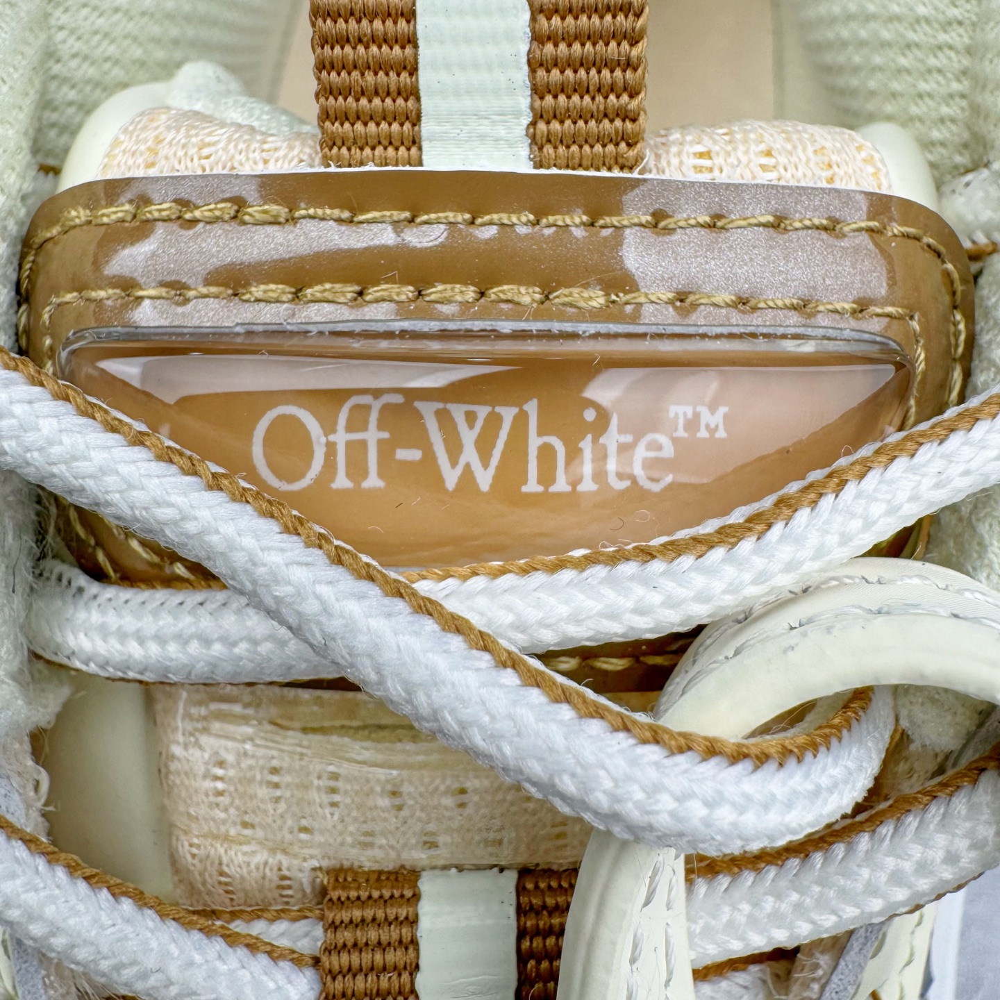 图片[10]-＃KX Off-White 2024年OW最新款跑鞋 #百分百原盒正确版 原楦原纸板数据开发 4层分离大底#鞋面采用3d立体打印和多种材料拼接而成#防滑耐磨透气性轻便跑鞋 作为曾经爆火 并且定位奢潮领域的标志性品牌 Off-White 仍需要不断更新符合当下潮流时尚的复古运动鞋款，以期收获基本盘消费者的关注 此次更新的 Off-White 新款运动鞋将经典复古老爹鞋细节设计更加夸张化 并将标志性箭头设计置于显著位置 除此之外 整个系列的色彩搭配也可谓纷繁多样 总有一款适合你 Off-White最新运动鞋款估计将在未来几个月登陆品牌专柜 喜欢的朋友切莫错过 尺码：36 37 38 39 40 41 42 43 44 45 46 47-选品中心