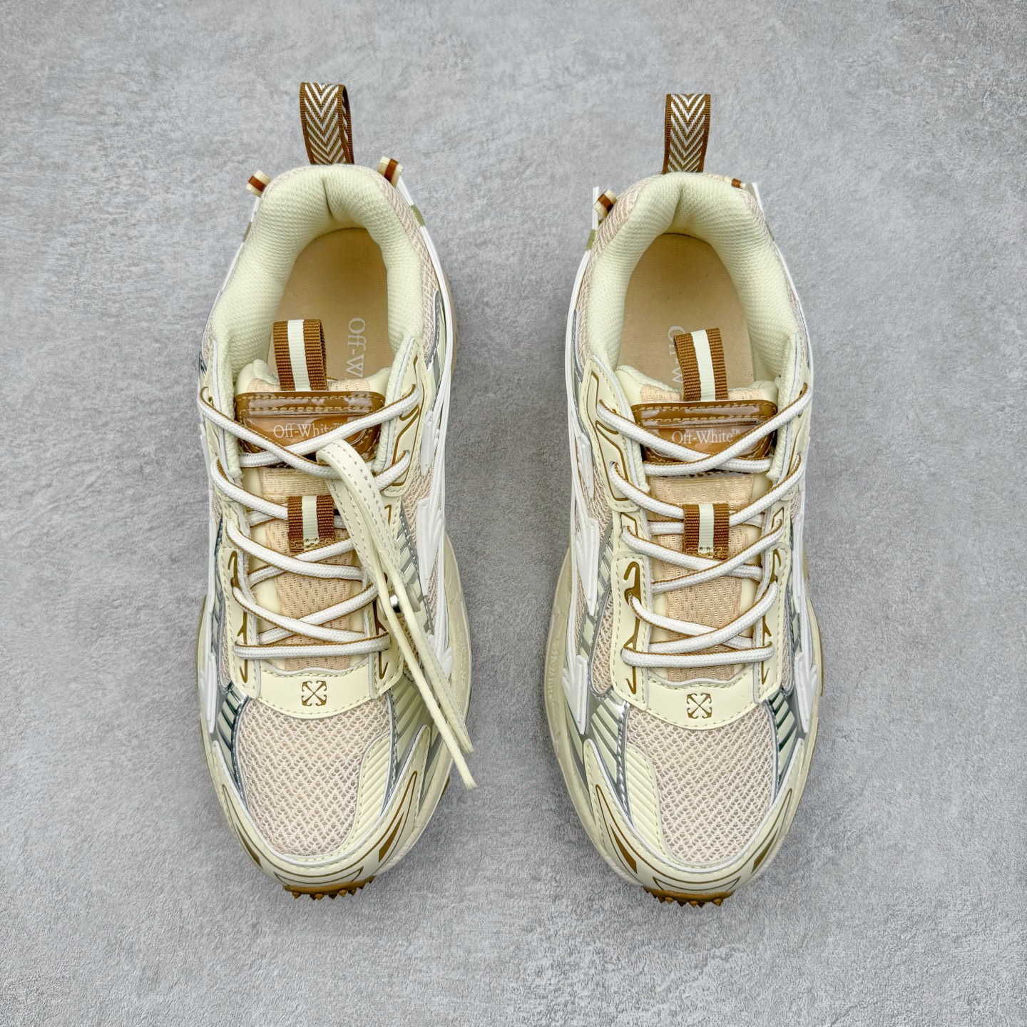 图片[2]-＃KX Off-White 2024年OW最新款跑鞋 #百分百原盒正确版 原楦原纸板数据开发 4层分离大底#鞋面采用3d立体打印和多种材料拼接而成#防滑耐磨透气性轻便跑鞋 作为曾经爆火 并且定位奢潮领域的标志性品牌 Off-White 仍需要不断更新符合当下潮流时尚的复古运动鞋款，以期收获基本盘消费者的关注 此次更新的 Off-White 新款运动鞋将经典复古老爹鞋细节设计更加夸张化 并将标志性箭头设计置于显著位置 除此之外 整个系列的色彩搭配也可谓纷繁多样 总有一款适合你 Off-White最新运动鞋款估计将在未来几个月登陆品牌专柜 喜欢的朋友切莫错过 尺码：36 37 38 39 40 41 42 43 44 45 46 47-选品中心