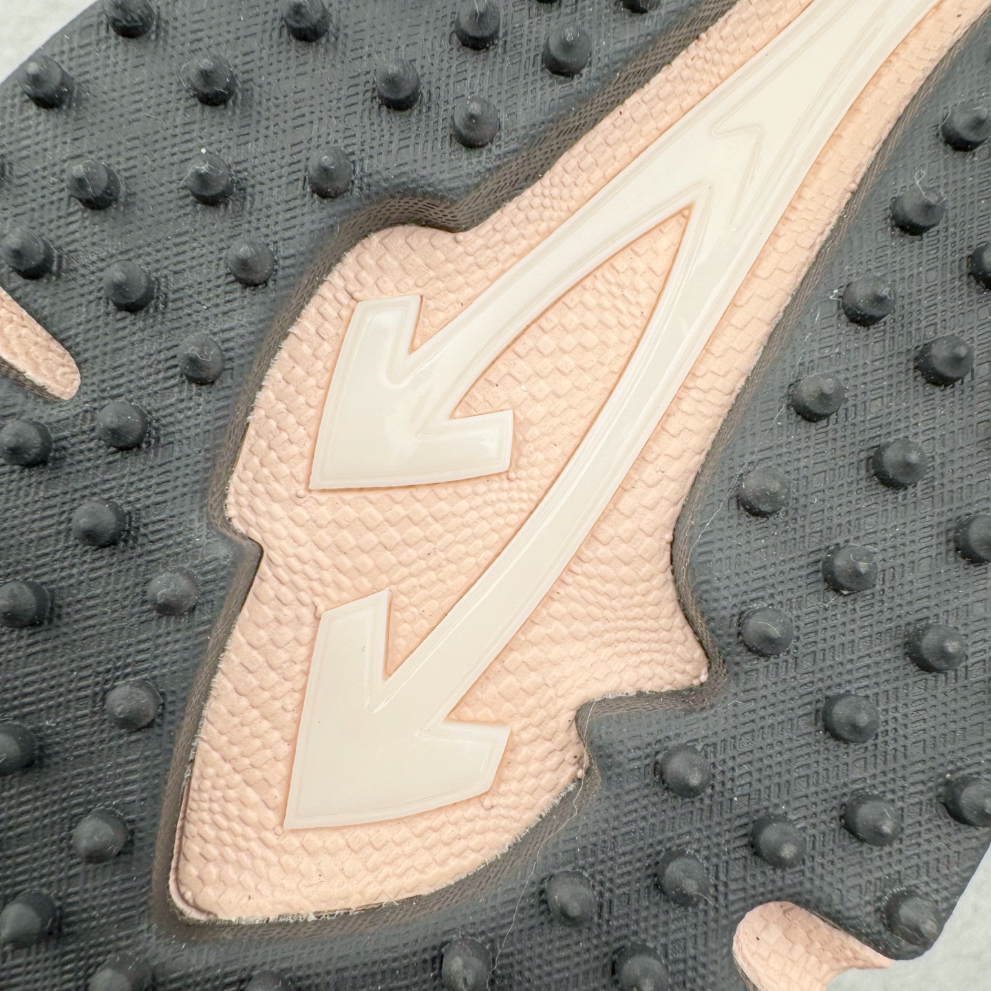 图片[14]-＃KX Off-White 2024年OW最新款跑鞋 #百分百原盒正确版 原楦原纸板数据开发 4层分离大底#鞋面采用3d立体打印和多种材料拼接而成#防滑耐磨透气性轻便跑鞋 作为曾经爆火 并且定位奢潮领域的标志性品牌 Off-White 仍需要不断更新符合当下潮流时尚的复古运动鞋款，以期收获基本盘消费者的关注 此次更新的 Off-White 新款运动鞋将经典复古老爹鞋细节设计更加夸张化 并将标志性箭头设计置于显著位置 除此之外 整个系列的色彩搭配也可谓纷繁多样 总有一款适合你 Off-White最新运动鞋款估计将在未来几个月登陆品牌专柜 喜欢的朋友切莫错过 尺码：36 37 38 39 40 41 42 43 44 45 46 47-选品中心