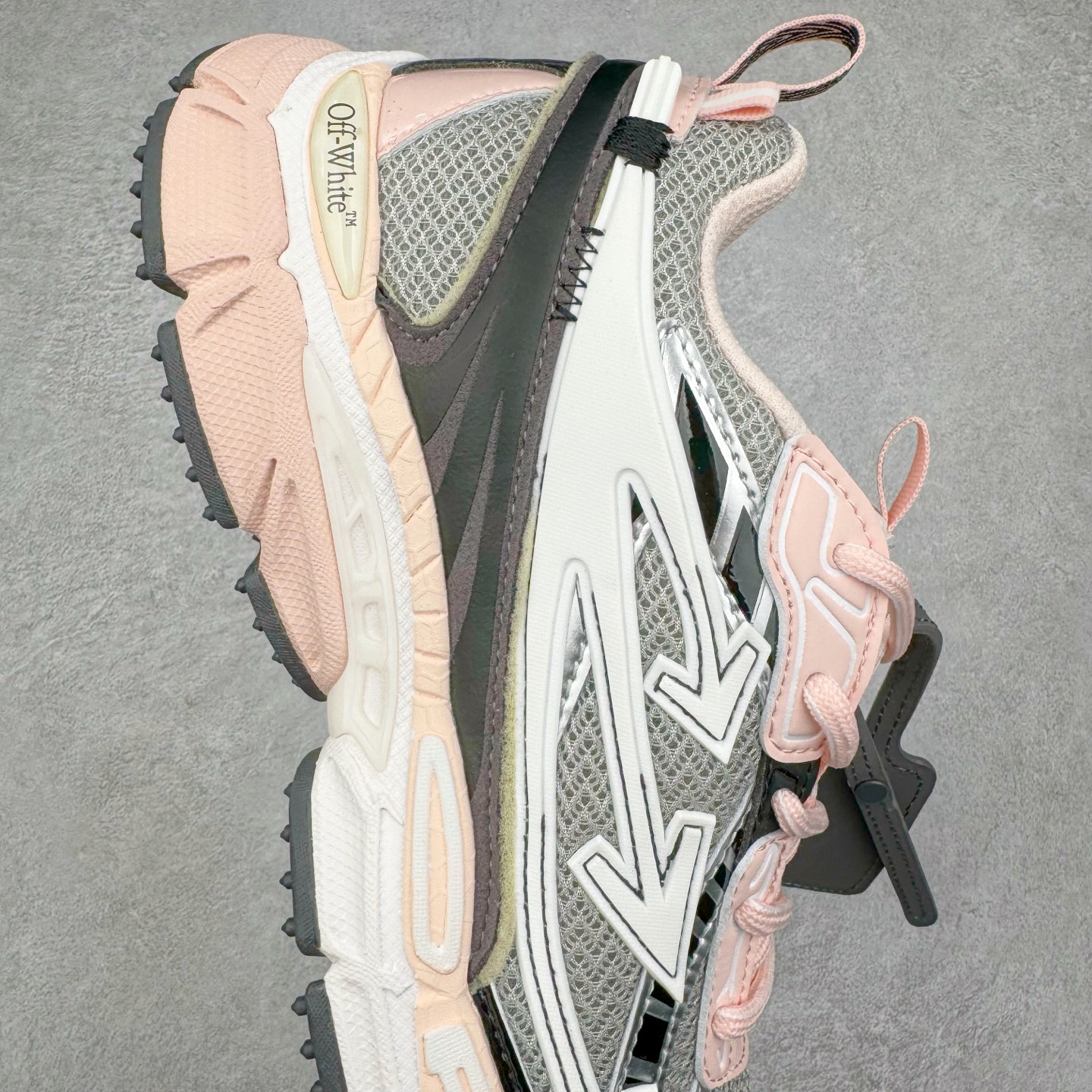 图片[6]-＃KX Off-White 2024年OW最新款跑鞋 #百分百原盒正确版 原楦原纸板数据开发 4层分离大底#鞋面采用3d立体打印和多种材料拼接而成#防滑耐磨透气性轻便跑鞋 作为曾经爆火 并且定位奢潮领域的标志性品牌 Off-White 仍需要不断更新符合当下潮流时尚的复古运动鞋款，以期收获基本盘消费者的关注 此次更新的 Off-White 新款运动鞋将经典复古老爹鞋细节设计更加夸张化 并将标志性箭头设计置于显著位置 除此之外 整个系列的色彩搭配也可谓纷繁多样 总有一款适合你 Off-White最新运动鞋款估计将在未来几个月登陆品牌专柜 喜欢的朋友切莫错过 尺码：36 37 38 39 40 41 42 43 44 45 46 47-选品中心