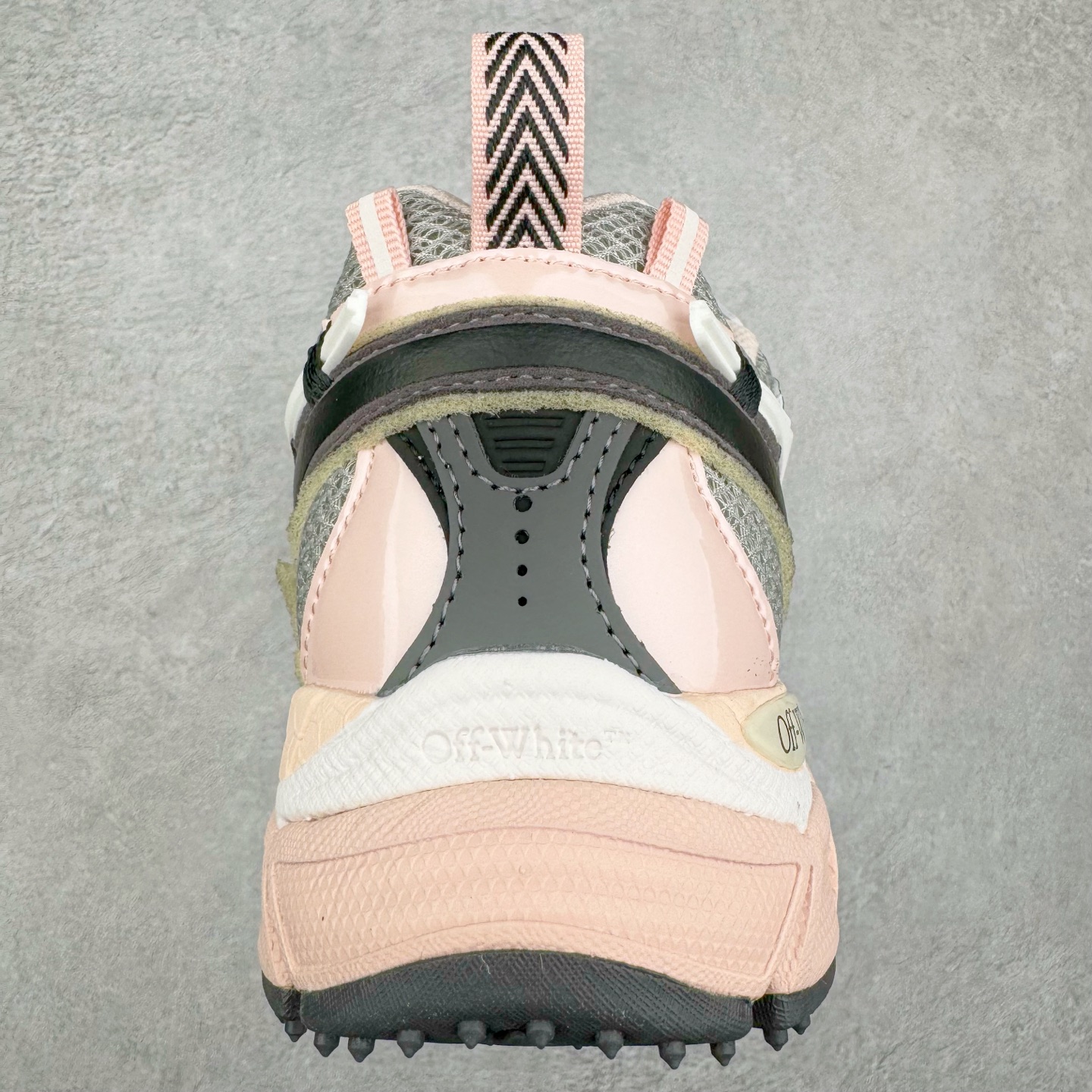 图片[8]-＃KX Off-White 2024年OW最新款跑鞋 #百分百原盒正确版 原楦原纸板数据开发 4层分离大底#鞋面采用3d立体打印和多种材料拼接而成#防滑耐磨透气性轻便跑鞋 作为曾经爆火 并且定位奢潮领域的标志性品牌 Off-White 仍需要不断更新符合当下潮流时尚的复古运动鞋款，以期收获基本盘消费者的关注 此次更新的 Off-White 新款运动鞋将经典复古老爹鞋细节设计更加夸张化 并将标志性箭头设计置于显著位置 除此之外 整个系列的色彩搭配也可谓纷繁多样 总有一款适合你 Off-White最新运动鞋款估计将在未来几个月登陆品牌专柜 喜欢的朋友切莫错过 尺码：36 37 38 39 40 41 42 43 44 45 46 47-选品中心