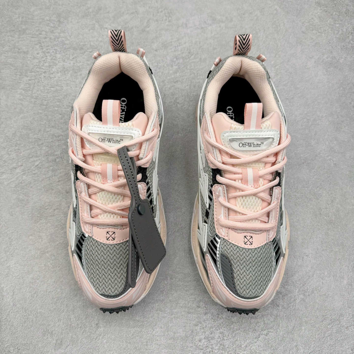 图片[2]-＃KX Off-White 2024年OW最新款跑鞋 #百分百原盒正确版 原楦原纸板数据开发 4层分离大底#鞋面采用3d立体打印和多种材料拼接而成#防滑耐磨透气性轻便跑鞋 作为曾经爆火 并且定位奢潮领域的标志性品牌 Off-White 仍需要不断更新符合当下潮流时尚的复古运动鞋款，以期收获基本盘消费者的关注 此次更新的 Off-White 新款运动鞋将经典复古老爹鞋细节设计更加夸张化 并将标志性箭头设计置于显著位置 除此之外 整个系列的色彩搭配也可谓纷繁多样 总有一款适合你 Off-White最新运动鞋款估计将在未来几个月登陆品牌专柜 喜欢的朋友切莫错过 尺码：36 37 38 39 40 41 42 43 44 45 46 47-选品中心