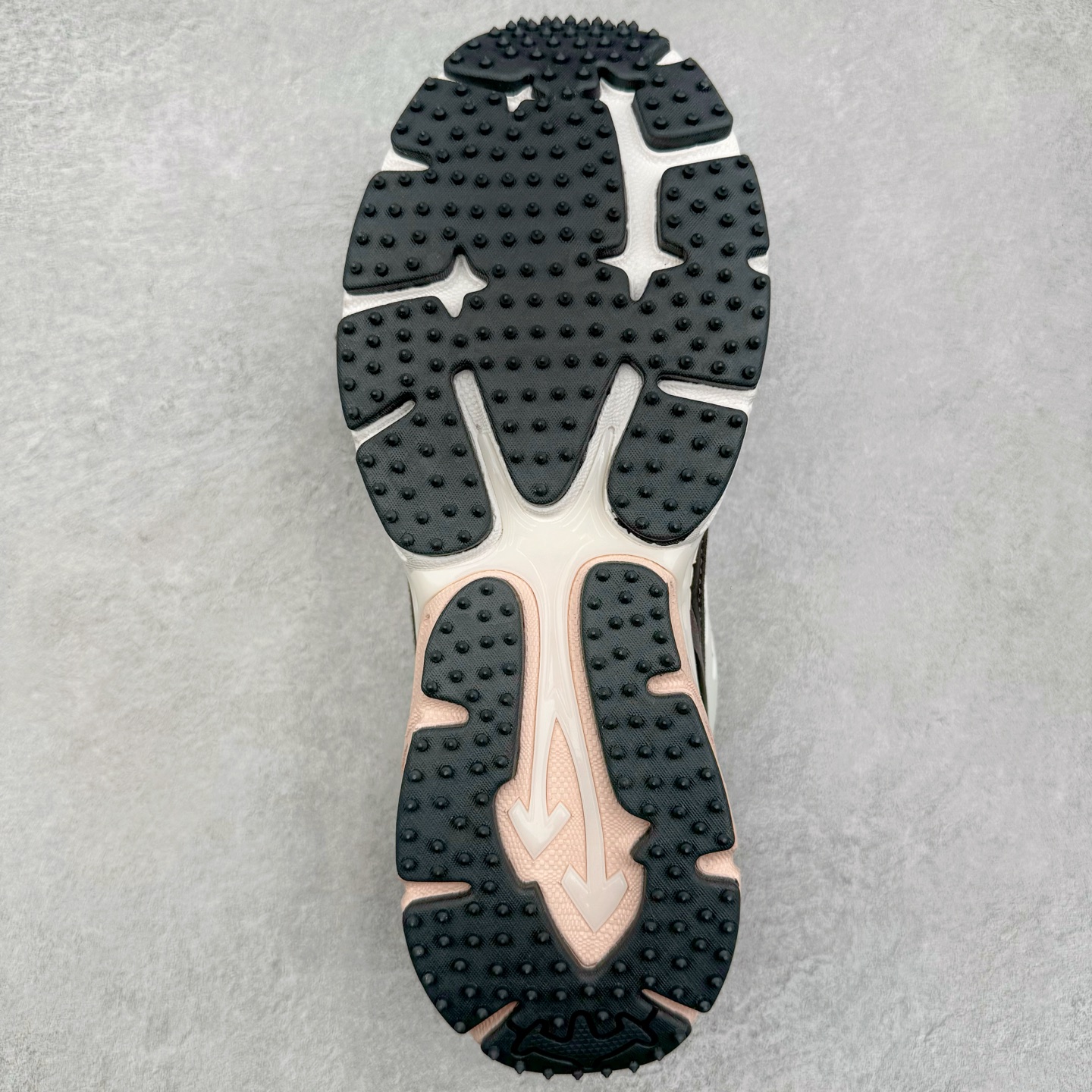 图片[9]-＃KX Off-White 2024年OW最新款跑鞋 #百分百原盒正确版 原楦原纸板数据开发 4层分离大底#鞋面采用3d立体打印和多种材料拼接而成#防滑耐磨透气性轻便跑鞋 作为曾经爆火 并且定位奢潮领域的标志性品牌 Off-White 仍需要不断更新符合当下潮流时尚的复古运动鞋款，以期收获基本盘消费者的关注 此次更新的 Off-White 新款运动鞋将经典复古老爹鞋细节设计更加夸张化 并将标志性箭头设计置于显著位置 除此之外 整个系列的色彩搭配也可谓纷繁多样 总有一款适合你 Off-White最新运动鞋款估计将在未来几个月登陆品牌专柜 喜欢的朋友切莫错过 尺码：36 37 38 39 40 41 42 43 44 45 46 47-选品中心