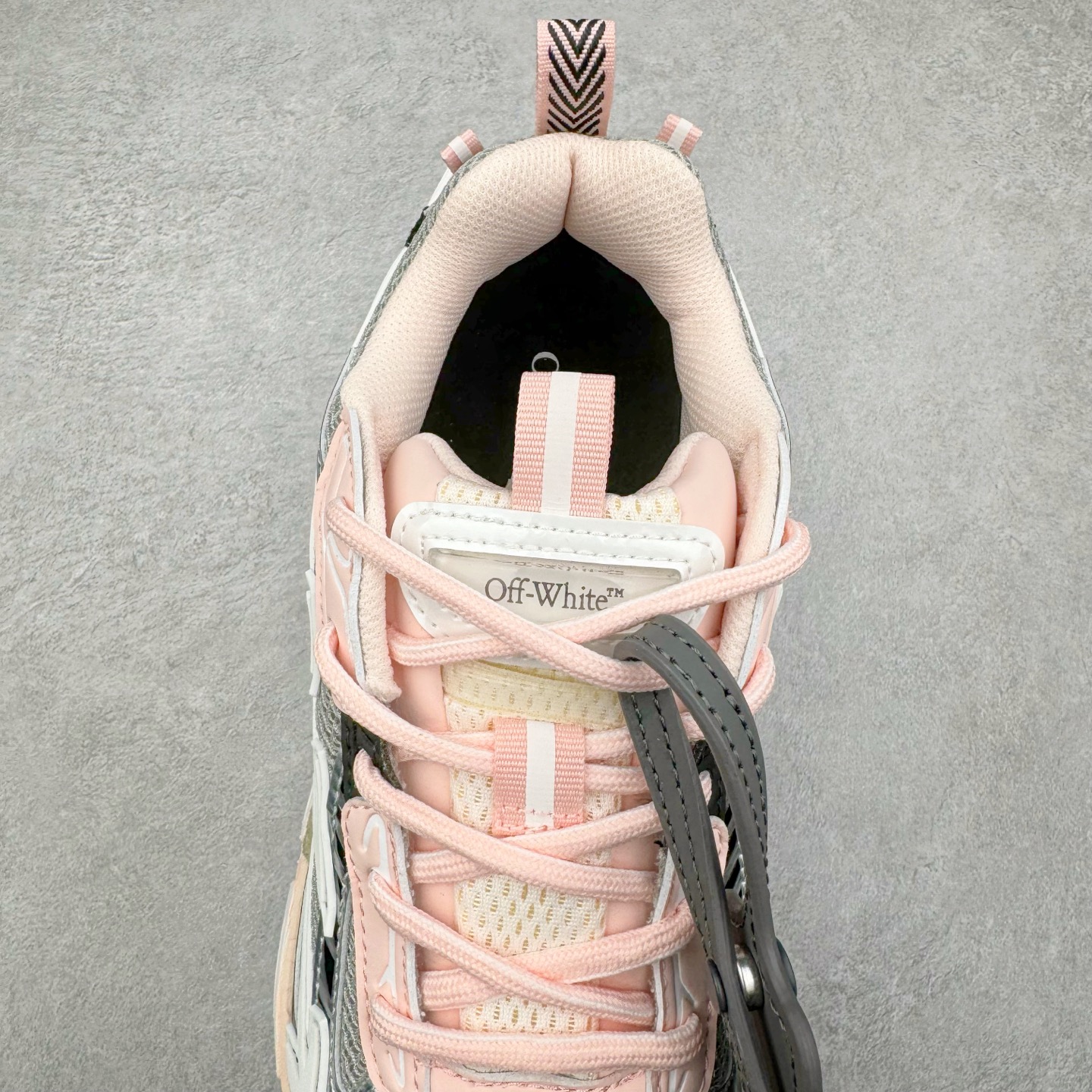 图片[5]-＃KX Off-White 2024年OW最新款跑鞋 #百分百原盒正确版 原楦原纸板数据开发 4层分离大底#鞋面采用3d立体打印和多种材料拼接而成#防滑耐磨透气性轻便跑鞋 作为曾经爆火 并且定位奢潮领域的标志性品牌 Off-White 仍需要不断更新符合当下潮流时尚的复古运动鞋款，以期收获基本盘消费者的关注 此次更新的 Off-White 新款运动鞋将经典复古老爹鞋细节设计更加夸张化 并将标志性箭头设计置于显著位置 除此之外 整个系列的色彩搭配也可谓纷繁多样 总有一款适合你 Off-White最新运动鞋款估计将在未来几个月登陆品牌专柜 喜欢的朋友切莫错过 尺码：36 37 38 39 40 41 42 43 44 45 46 47-选品中心