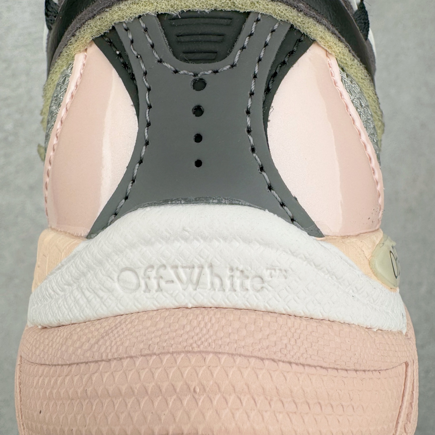 图片[15]-＃KX Off-White 2024年OW最新款跑鞋 #百分百原盒正确版 原楦原纸板数据开发 4层分离大底#鞋面采用3d立体打印和多种材料拼接而成#防滑耐磨透气性轻便跑鞋 作为曾经爆火 并且定位奢潮领域的标志性品牌 Off-White 仍需要不断更新符合当下潮流时尚的复古运动鞋款，以期收获基本盘消费者的关注 此次更新的 Off-White 新款运动鞋将经典复古老爹鞋细节设计更加夸张化 并将标志性箭头设计置于显著位置 除此之外 整个系列的色彩搭配也可谓纷繁多样 总有一款适合你 Off-White最新运动鞋款估计将在未来几个月登陆品牌专柜 喜欢的朋友切莫错过 尺码：36 37 38 39 40 41 42 43 44 45 46 47-选品中心