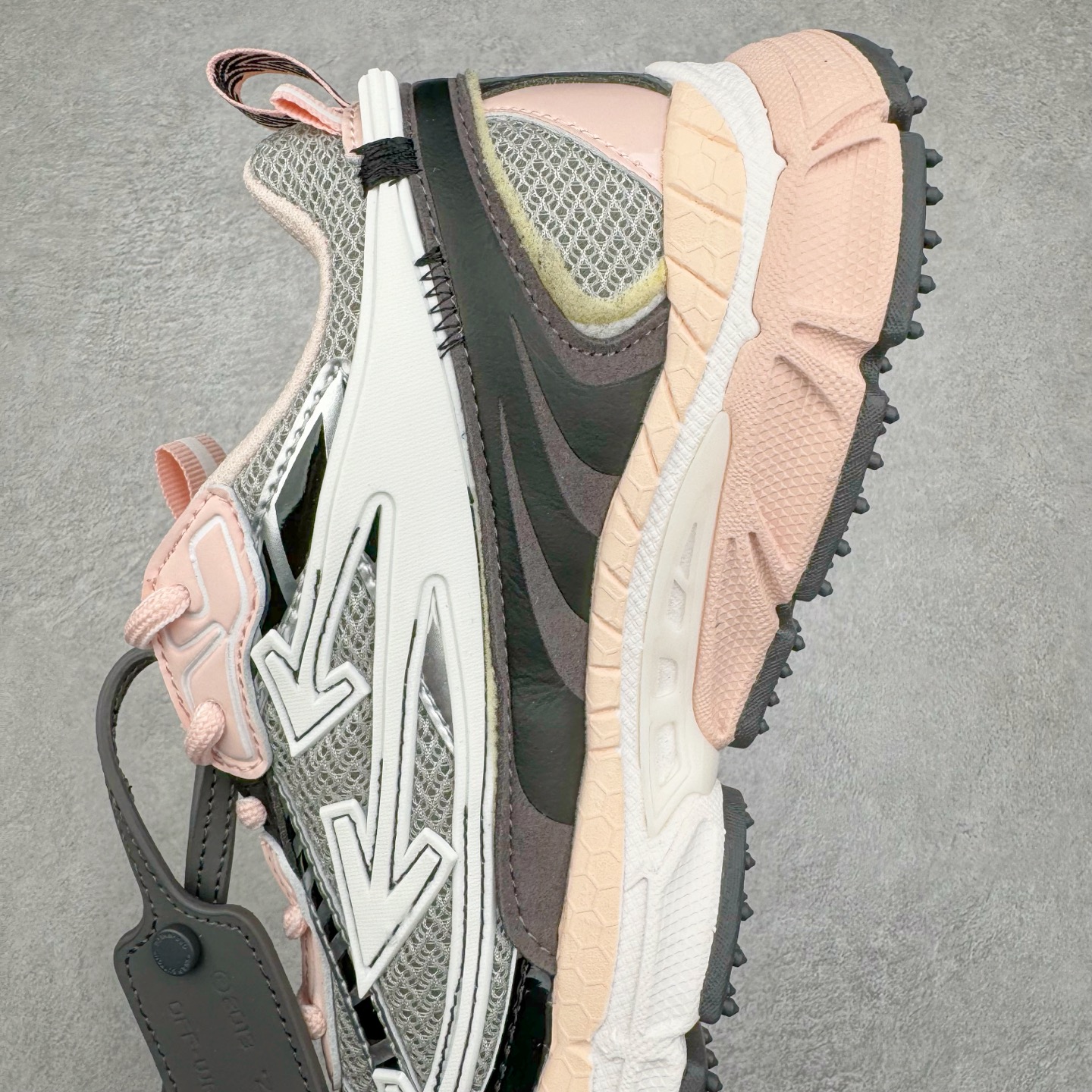 图片[7]-＃KX Off-White 2024年OW最新款跑鞋 #百分百原盒正确版 原楦原纸板数据开发 4层分离大底#鞋面采用3d立体打印和多种材料拼接而成#防滑耐磨透气性轻便跑鞋 作为曾经爆火 并且定位奢潮领域的标志性品牌 Off-White 仍需要不断更新符合当下潮流时尚的复古运动鞋款，以期收获基本盘消费者的关注 此次更新的 Off-White 新款运动鞋将经典复古老爹鞋细节设计更加夸张化 并将标志性箭头设计置于显著位置 除此之外 整个系列的色彩搭配也可谓纷繁多样 总有一款适合你 Off-White最新运动鞋款估计将在未来几个月登陆品牌专柜 喜欢的朋友切莫错过 尺码：36 37 38 39 40 41 42 43 44 45 46 47-选品中心