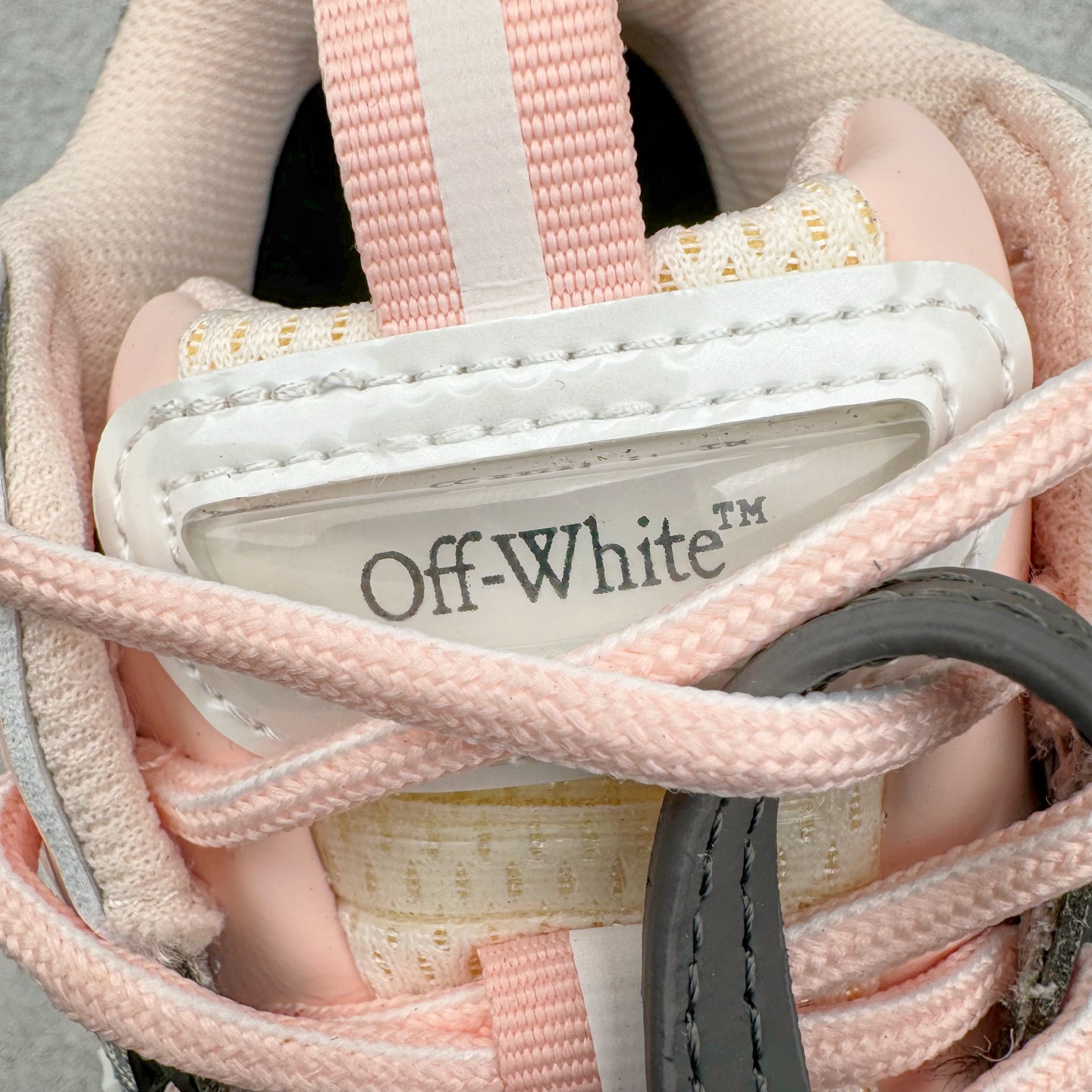 图片[10]-＃KX Off-White 2024年OW最新款跑鞋 #百分百原盒正确版 原楦原纸板数据开发 4层分离大底#鞋面采用3d立体打印和多种材料拼接而成#防滑耐磨透气性轻便跑鞋 作为曾经爆火 并且定位奢潮领域的标志性品牌 Off-White 仍需要不断更新符合当下潮流时尚的复古运动鞋款，以期收获基本盘消费者的关注 此次更新的 Off-White 新款运动鞋将经典复古老爹鞋细节设计更加夸张化 并将标志性箭头设计置于显著位置 除此之外 整个系列的色彩搭配也可谓纷繁多样 总有一款适合你 Off-White最新运动鞋款估计将在未来几个月登陆品牌专柜 喜欢的朋友切莫错过 尺码：36 37 38 39 40 41 42 43 44 45 46 47-选品中心