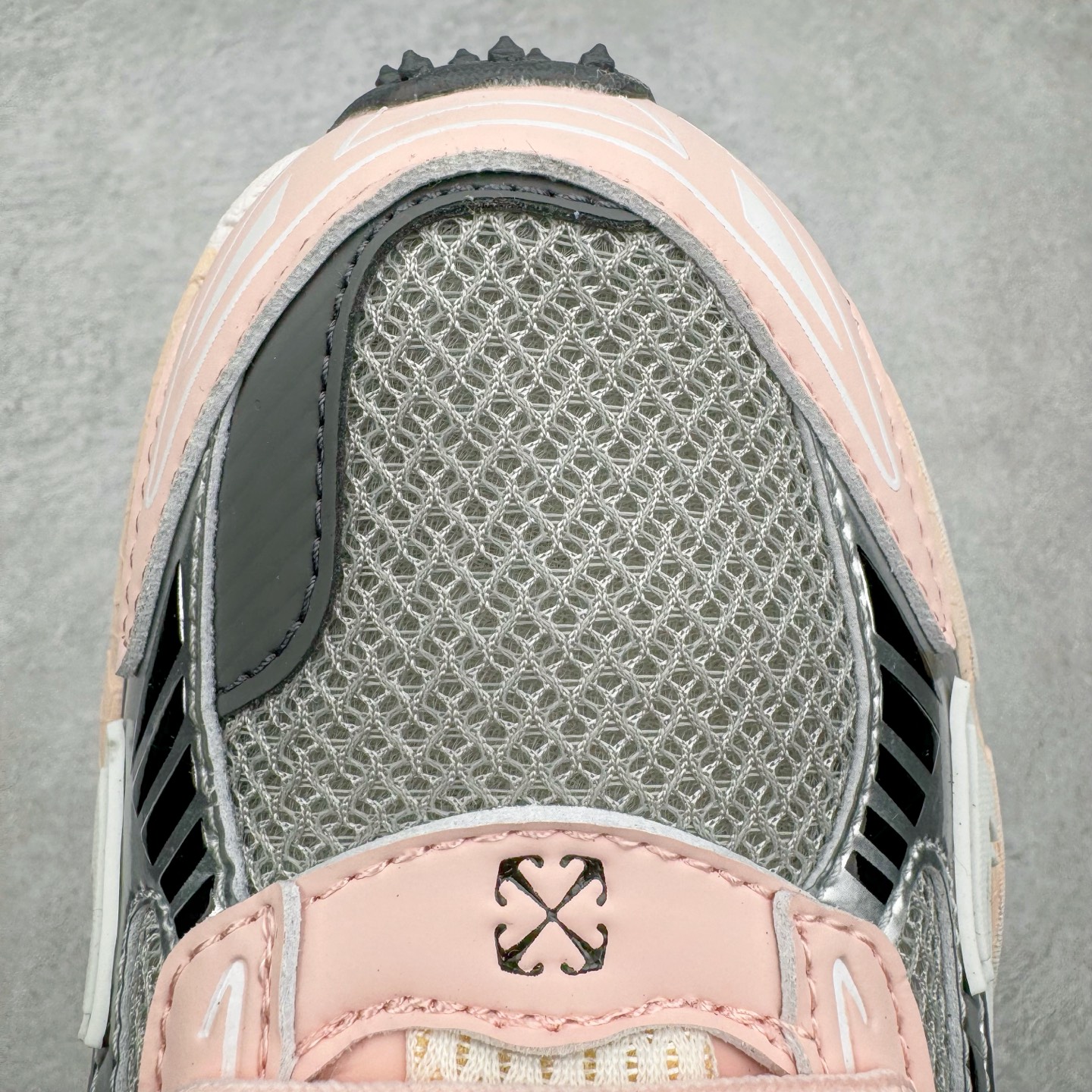 图片[12]-＃KX Off-White 2024年OW最新款跑鞋 #百分百原盒正确版 原楦原纸板数据开发 4层分离大底#鞋面采用3d立体打印和多种材料拼接而成#防滑耐磨透气性轻便跑鞋 作为曾经爆火 并且定位奢潮领域的标志性品牌 Off-White 仍需要不断更新符合当下潮流时尚的复古运动鞋款，以期收获基本盘消费者的关注 此次更新的 Off-White 新款运动鞋将经典复古老爹鞋细节设计更加夸张化 并将标志性箭头设计置于显著位置 除此之外 整个系列的色彩搭配也可谓纷繁多样 总有一款适合你 Off-White最新运动鞋款估计将在未来几个月登陆品牌专柜 喜欢的朋友切莫错过 尺码：36 37 38 39 40 41 42 43 44 45 46 47-选品中心