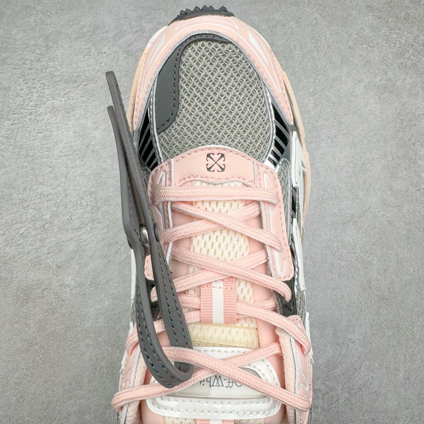 图片[4]-＃KX Off-White 2024年OW最新款跑鞋 #百分百原盒正确版 原楦原纸板数据开发 4层分离大底#鞋面采用3d立体打印和多种材料拼接而成#防滑耐磨透气性轻便跑鞋 作为曾经爆火 并且定位奢潮领域的标志性品牌 Off-White 仍需要不断更新符合当下潮流时尚的复古运动鞋款，以期收获基本盘消费者的关注 此次更新的 Off-White 新款运动鞋将经典复古老爹鞋细节设计更加夸张化 并将标志性箭头设计置于显著位置 除此之外 整个系列的色彩搭配也可谓纷繁多样 总有一款适合你 Off-White最新运动鞋款估计将在未来几个月登陆品牌专柜 喜欢的朋友切莫错过 尺码：36 37 38 39 40 41 42 43 44 45 46 47-选品中心