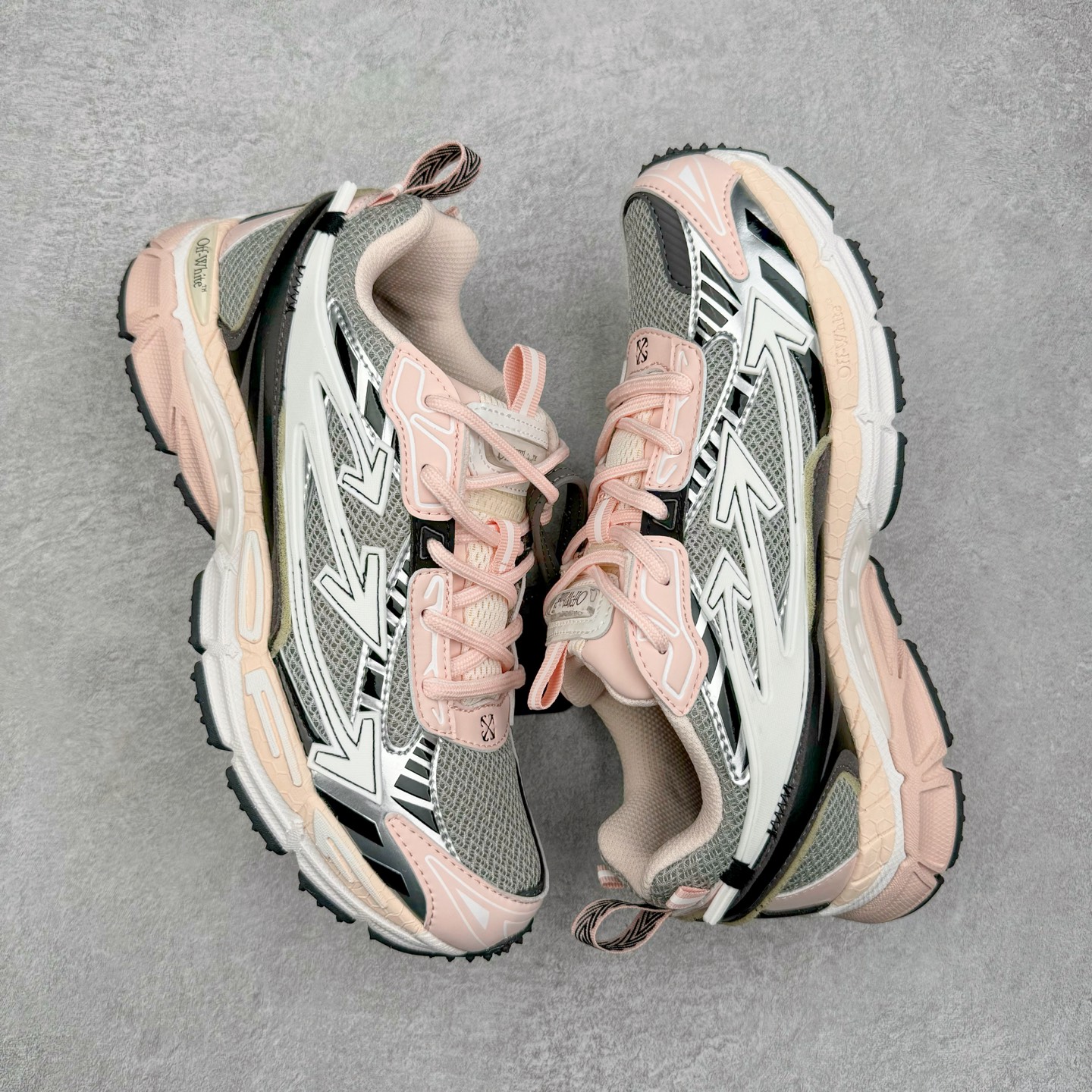 图片[3]-＃KX Off-White 2024年OW最新款跑鞋 #百分百原盒正确版 原楦原纸板数据开发 4层分离大底#鞋面采用3d立体打印和多种材料拼接而成#防滑耐磨透气性轻便跑鞋 作为曾经爆火 并且定位奢潮领域的标志性品牌 Off-White 仍需要不断更新符合当下潮流时尚的复古运动鞋款，以期收获基本盘消费者的关注 此次更新的 Off-White 新款运动鞋将经典复古老爹鞋细节设计更加夸张化 并将标志性箭头设计置于显著位置 除此之外 整个系列的色彩搭配也可谓纷繁多样 总有一款适合你 Off-White最新运动鞋款估计将在未来几个月登陆品牌专柜 喜欢的朋友切莫错过 尺码：36 37 38 39 40 41 42 43 44 45 46 47-选品中心