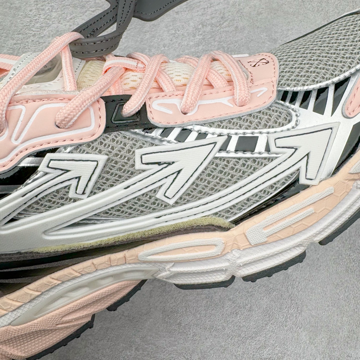 图片[13]-＃KX Off-White 2024年OW最新款跑鞋 #百分百原盒正确版 原楦原纸板数据开发 4层分离大底#鞋面采用3d立体打印和多种材料拼接而成#防滑耐磨透气性轻便跑鞋 作为曾经爆火 并且定位奢潮领域的标志性品牌 Off-White 仍需要不断更新符合当下潮流时尚的复古运动鞋款，以期收获基本盘消费者的关注 此次更新的 Off-White 新款运动鞋将经典复古老爹鞋细节设计更加夸张化 并将标志性箭头设计置于显著位置 除此之外 整个系列的色彩搭配也可谓纷繁多样 总有一款适合你 Off-White最新运动鞋款估计将在未来几个月登陆品牌专柜 喜欢的朋友切莫错过 尺码：36 37 38 39 40 41 42 43 44 45 46 47-选品中心