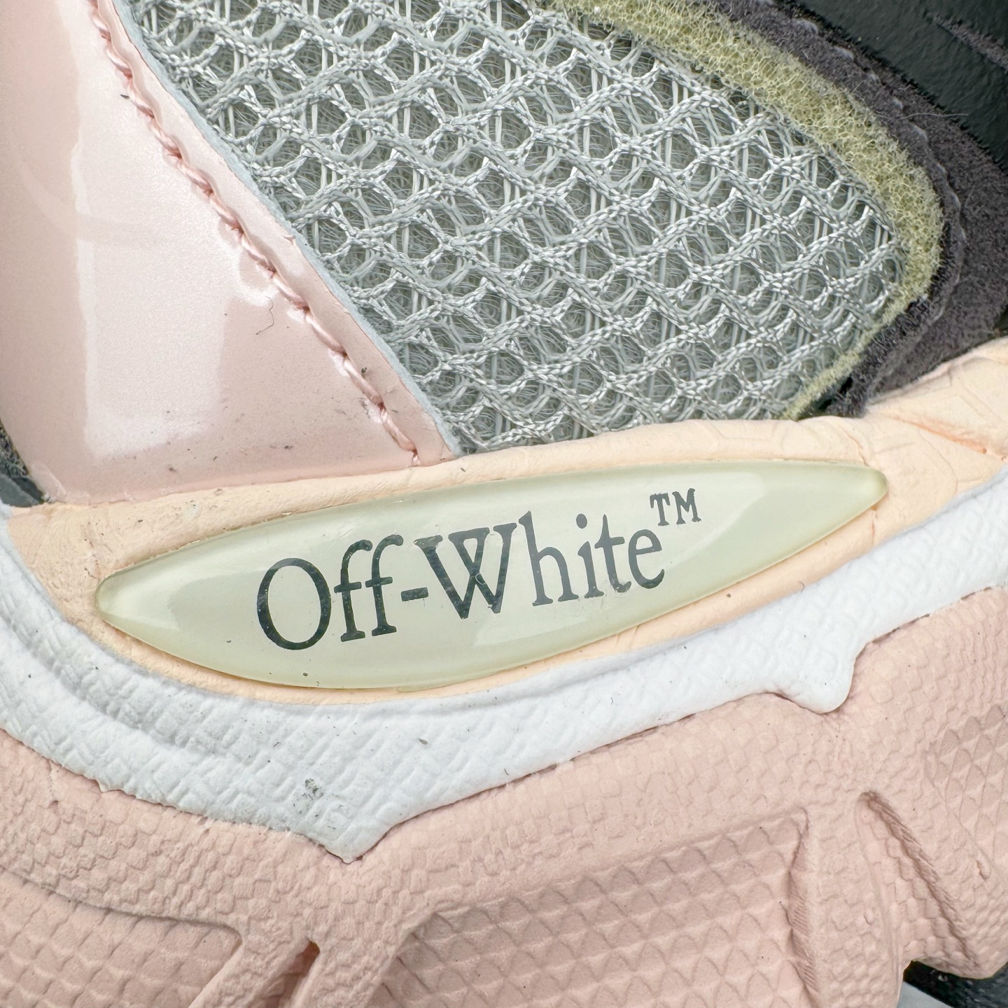 图片[11]-＃KX Off-White 2024年OW最新款跑鞋 #百分百原盒正确版 原楦原纸板数据开发 4层分离大底#鞋面采用3d立体打印和多种材料拼接而成#防滑耐磨透气性轻便跑鞋 作为曾经爆火 并且定位奢潮领域的标志性品牌 Off-White 仍需要不断更新符合当下潮流时尚的复古运动鞋款，以期收获基本盘消费者的关注 此次更新的 Off-White 新款运动鞋将经典复古老爹鞋细节设计更加夸张化 并将标志性箭头设计置于显著位置 除此之外 整个系列的色彩搭配也可谓纷繁多样 总有一款适合你 Off-White最新运动鞋款估计将在未来几个月登陆品牌专柜 喜欢的朋友切莫错过 尺码：36 37 38 39 40 41 42 43 44 45 46 47-选品中心