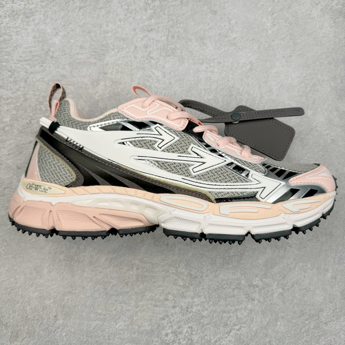 ＃KX Off-White 2024年OW最新款跑鞋 #百分百原盒正确版 原楦原纸板数据开发 4层分离大底#鞋面采用3d立体打印和多种材料拼接而成#防滑耐磨透气性轻便跑鞋 作为曾经爆火 并且定位奢潮领域的标志性品牌 Off-White 仍需要不断更新符合当下潮流时尚的复古运动鞋款，以期收获基本盘消费者的关注 此次更新的 Off-White 新款运动鞋将经典复古老爹鞋细节设计更加夸张化 并将标志性箭头设计置于显著位置 除此之外 整个系列的色彩搭配也可谓纷繁多样 总有一款适合你 Off-White最新运动鞋款估计将在未来几个月登陆品牌专柜 喜欢的朋友切莫错过 尺码：36 37 38 39 40 41 42 43 44 45 46 47-选品中心