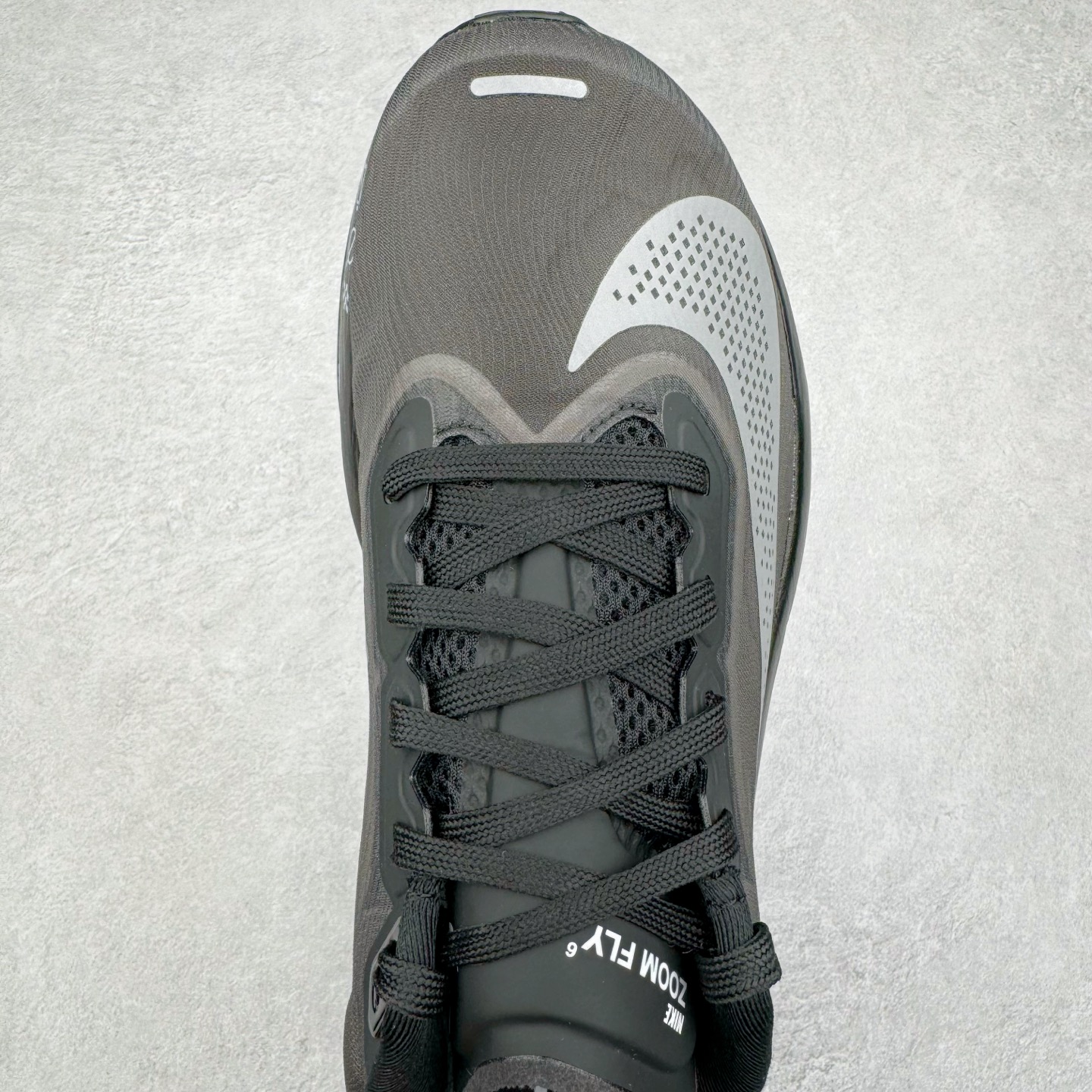 图片[4]-＃纯原 NK Zoom Fly 6 竞速飞行6代系列低帮轻质缓震透气休闲运动跑步鞋FN8454-001 NK旗下主打竞速训练的Zoom Fly 6突然官宣，让不少跑步玩家都激动万分。根据 Nike 的官方说法，鞋款由基普乔格亲自监制并测试，可以说是受到地球最强跑者肯定的一双鞋。近日，这双鞋迎来基普乔格专属配色，并释出了官图。灵感来自基普乔格在土地跑道训练的经历，中底造型旨在还原训练后尘土覆盖的感觉。外观方面，延续了超大 Swoosh 的标志性设计，中底充满棱角感与层次感。科技方面，搭载加量ZoomX 与 SR-02 泡绵及全掌型 FlyPlate 碳纤维板 尺码：39 40 40.5 41 42 42.5 43 44 44.5 45 46-选品中心