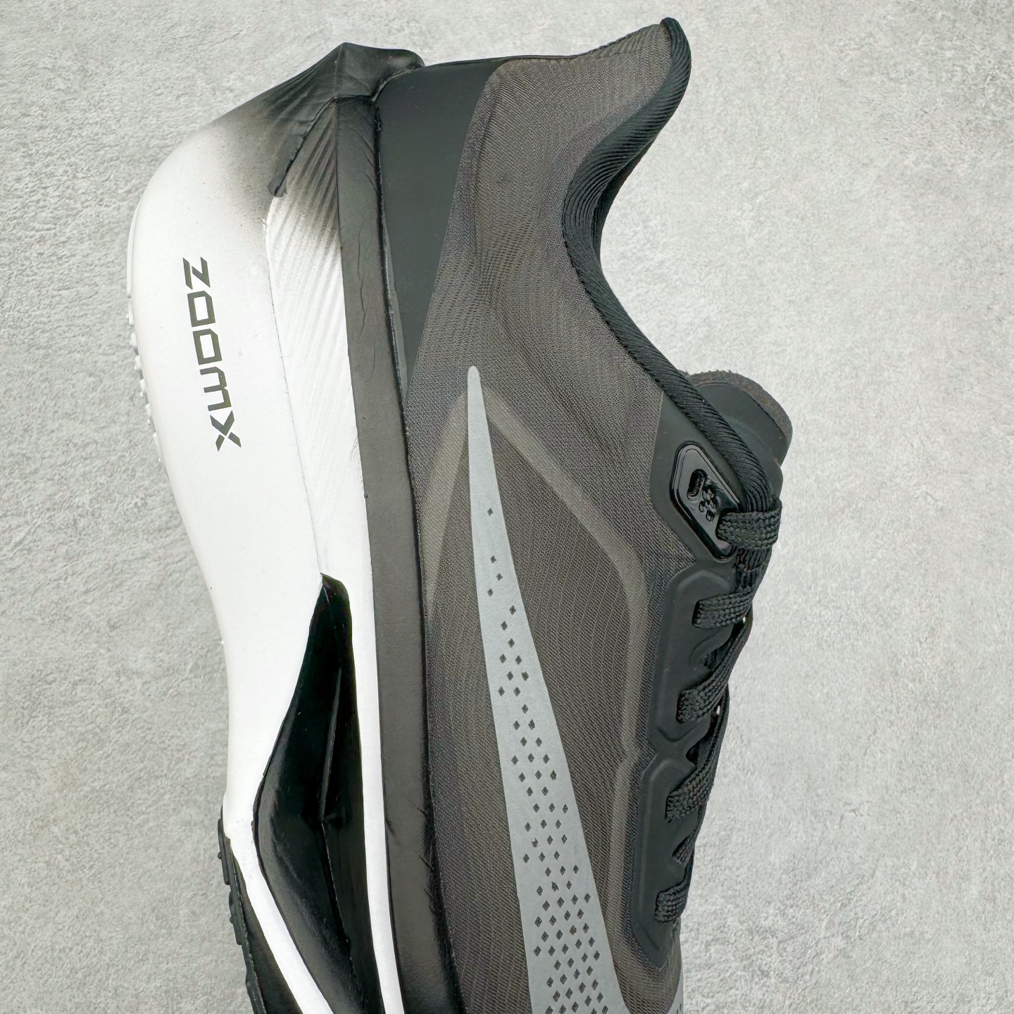 图片[6]-＃纯原 NK Zoom Fly 6 竞速飞行6代系列低帮轻质缓震透气休闲运动跑步鞋FN8454-001 NK旗下主打竞速训练的Zoom Fly 6突然官宣，让不少跑步玩家都激动万分。根据 Nike 的官方说法，鞋款由基普乔格亲自监制并测试，可以说是受到地球最强跑者肯定的一双鞋。近日，这双鞋迎来基普乔格专属配色，并释出了官图。灵感来自基普乔格在土地跑道训练的经历，中底造型旨在还原训练后尘土覆盖的感觉。外观方面，延续了超大 Swoosh 的标志性设计，中底充满棱角感与层次感。科技方面，搭载加量ZoomX 与 SR-02 泡绵及全掌型 FlyPlate 碳纤维板 尺码：39 40 40.5 41 42 42.5 43 44 44.5 45 46-选品中心