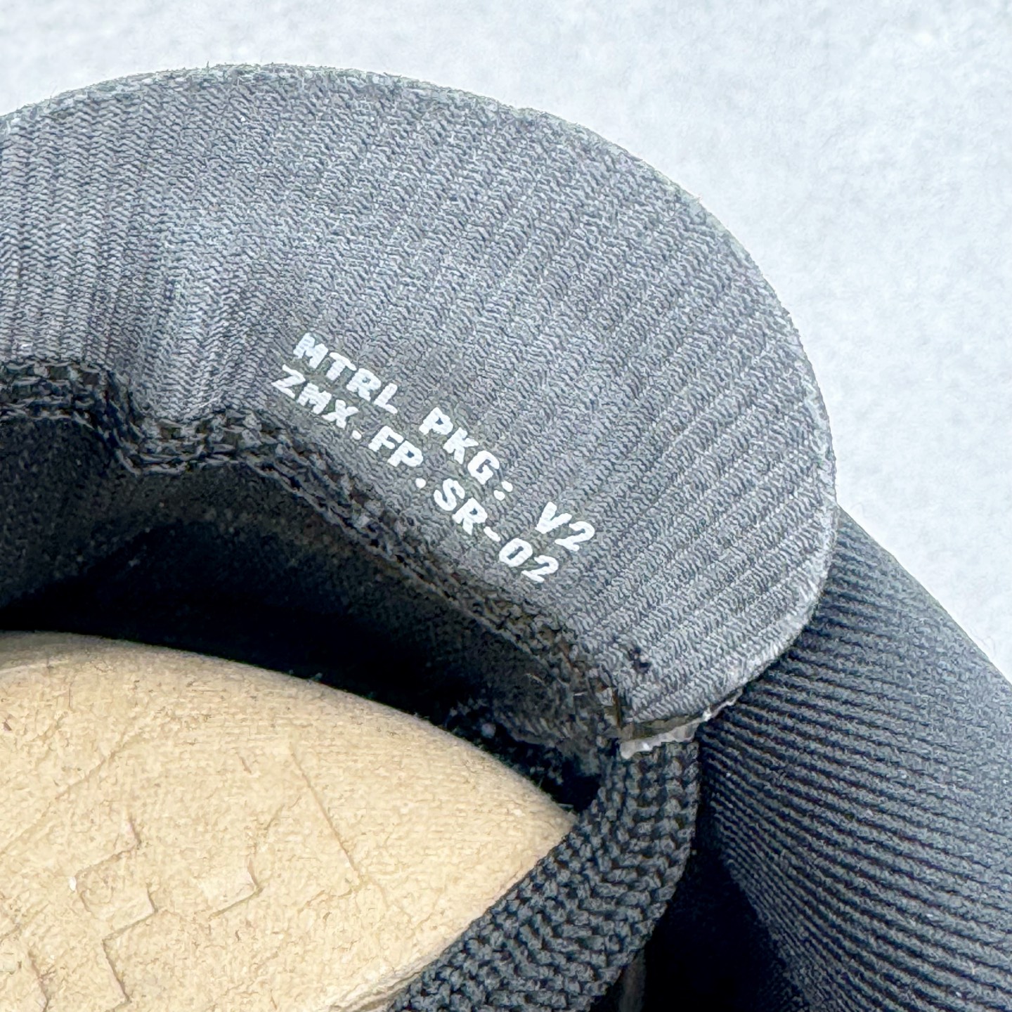 图片[12]-＃纯原 NK Zoom Fly 6 竞速飞行6代系列低帮轻质缓震透气休闲运动跑步鞋FN8454-001 NK旗下主打竞速训练的Zoom Fly 6突然官宣，让不少跑步玩家都激动万分。根据 Nike 的官方说法，鞋款由基普乔格亲自监制并测试，可以说是受到地球最强跑者肯定的一双鞋。近日，这双鞋迎来基普乔格专属配色，并释出了官图。灵感来自基普乔格在土地跑道训练的经历，中底造型旨在还原训练后尘土覆盖的感觉。外观方面，延续了超大 Swoosh 的标志性设计，中底充满棱角感与层次感。科技方面，搭载加量ZoomX 与 SR-02 泡绵及全掌型 FlyPlate 碳纤维板 尺码：39 40 40.5 41 42 42.5 43 44 44.5 45 46-选品中心