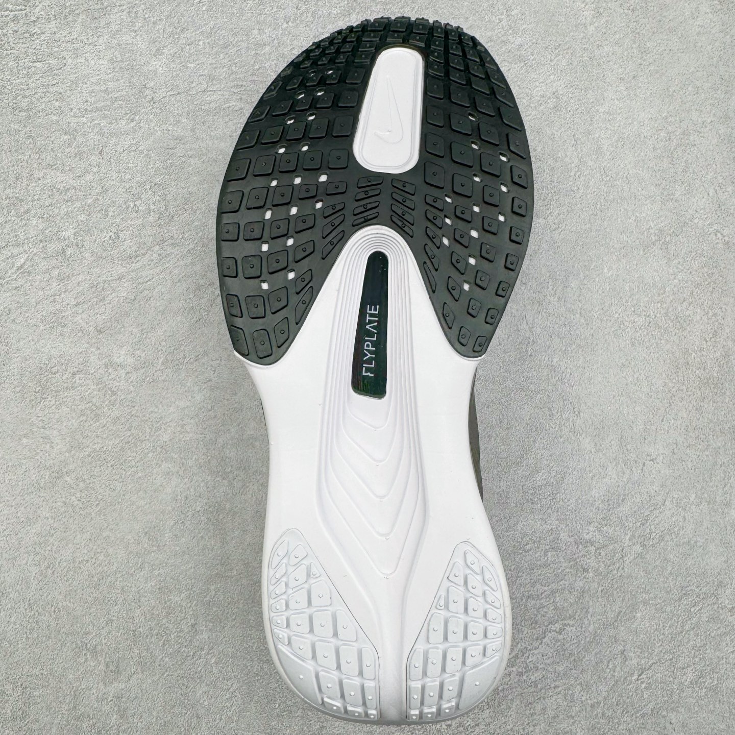 图片[9]-＃纯原 NK Zoom Fly 6 竞速飞行6代系列低帮轻质缓震透气休闲运动跑步鞋FN8454-001 NK旗下主打竞速训练的Zoom Fly 6突然官宣，让不少跑步玩家都激动万分。根据 Nike 的官方说法，鞋款由基普乔格亲自监制并测试，可以说是受到地球最强跑者肯定的一双鞋。近日，这双鞋迎来基普乔格专属配色，并释出了官图。灵感来自基普乔格在土地跑道训练的经历，中底造型旨在还原训练后尘土覆盖的感觉。外观方面，延续了超大 Swoosh 的标志性设计，中底充满棱角感与层次感。科技方面，搭载加量ZoomX 与 SR-02 泡绵及全掌型 FlyPlate 碳纤维板 尺码：39 40 40.5 41 42 42.5 43 44 44.5 45 46-选品中心